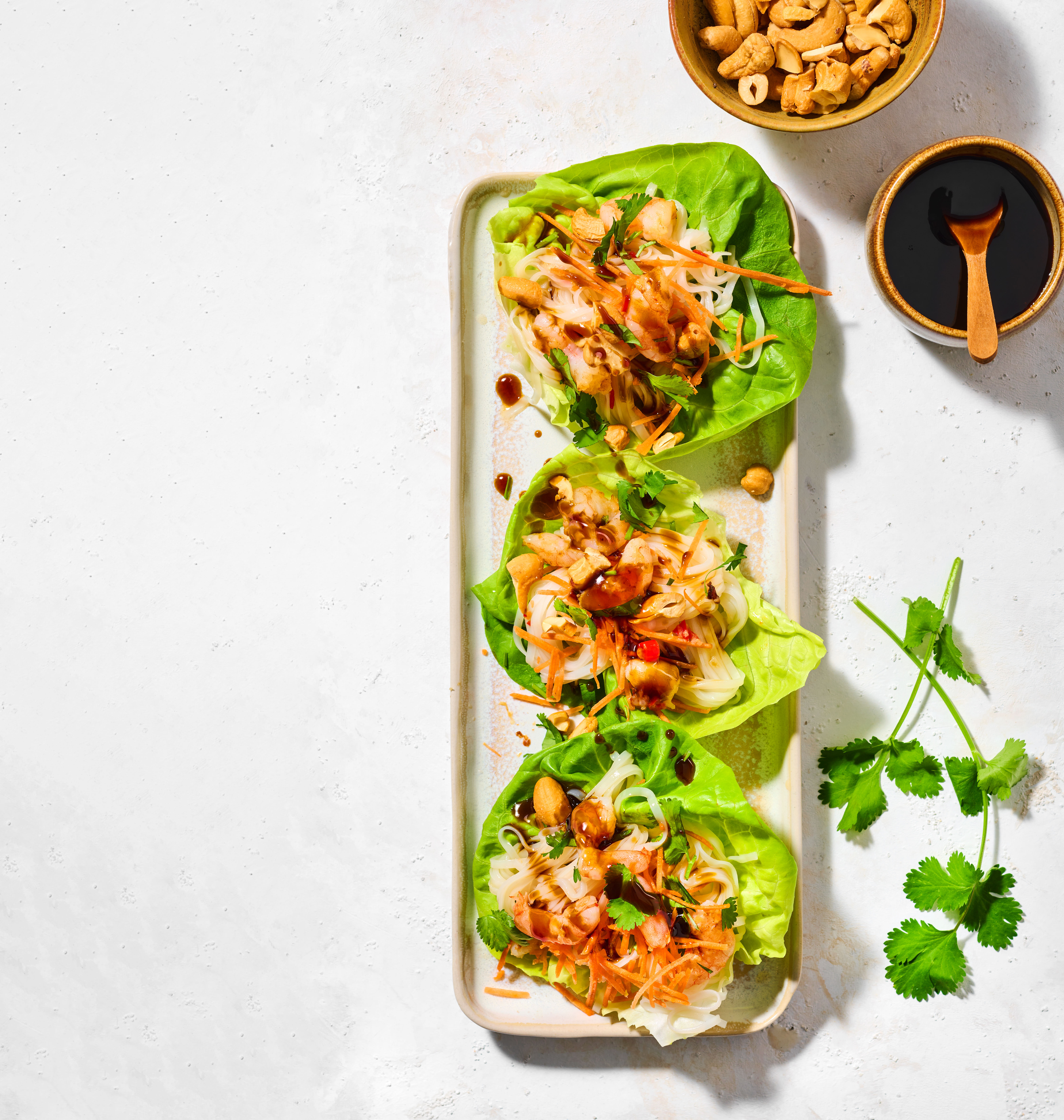 Slaschuitjes met garnalen en rijstnoedels
