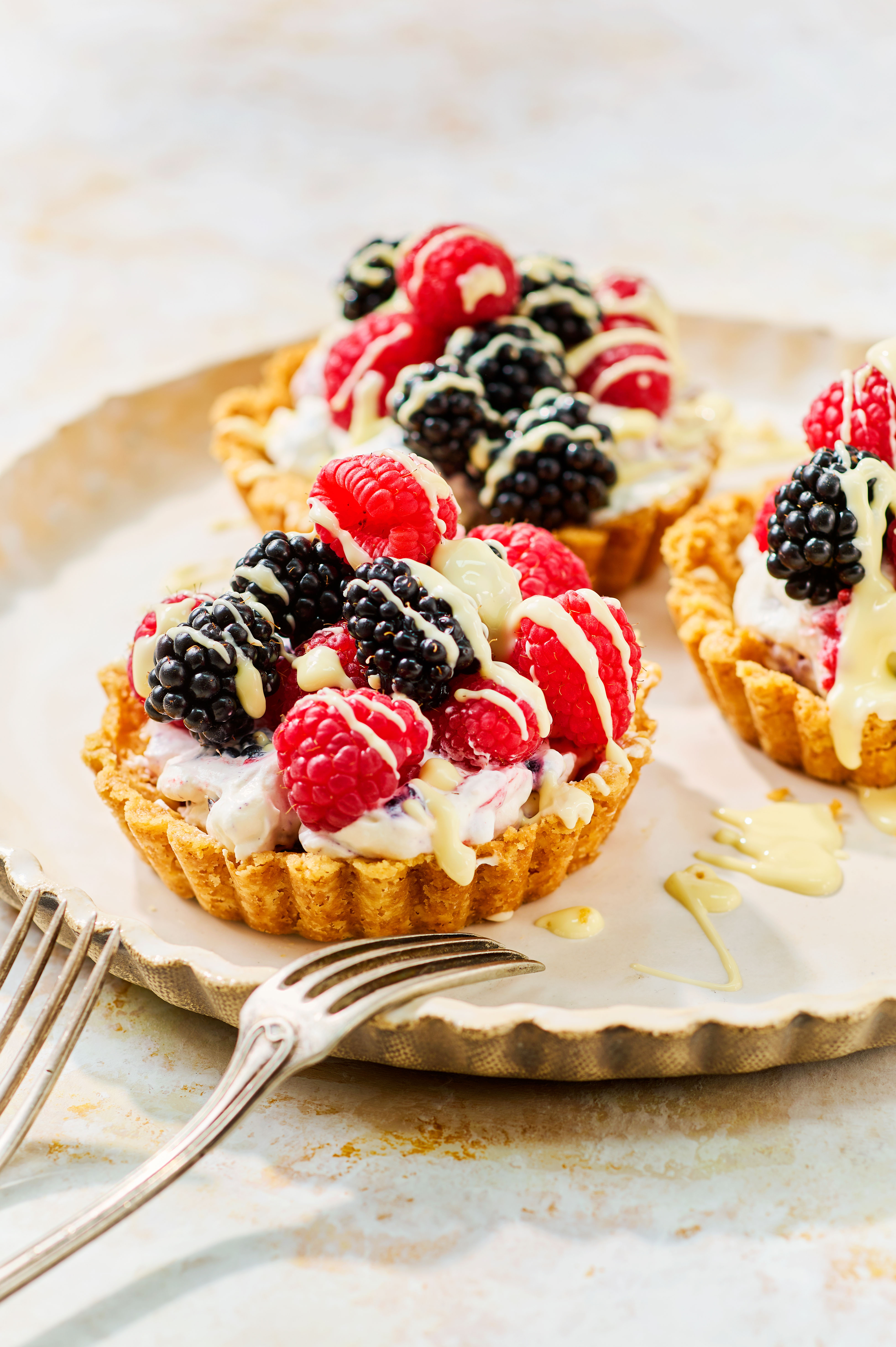 Frambozen-bramentaartjes met witte chocolade