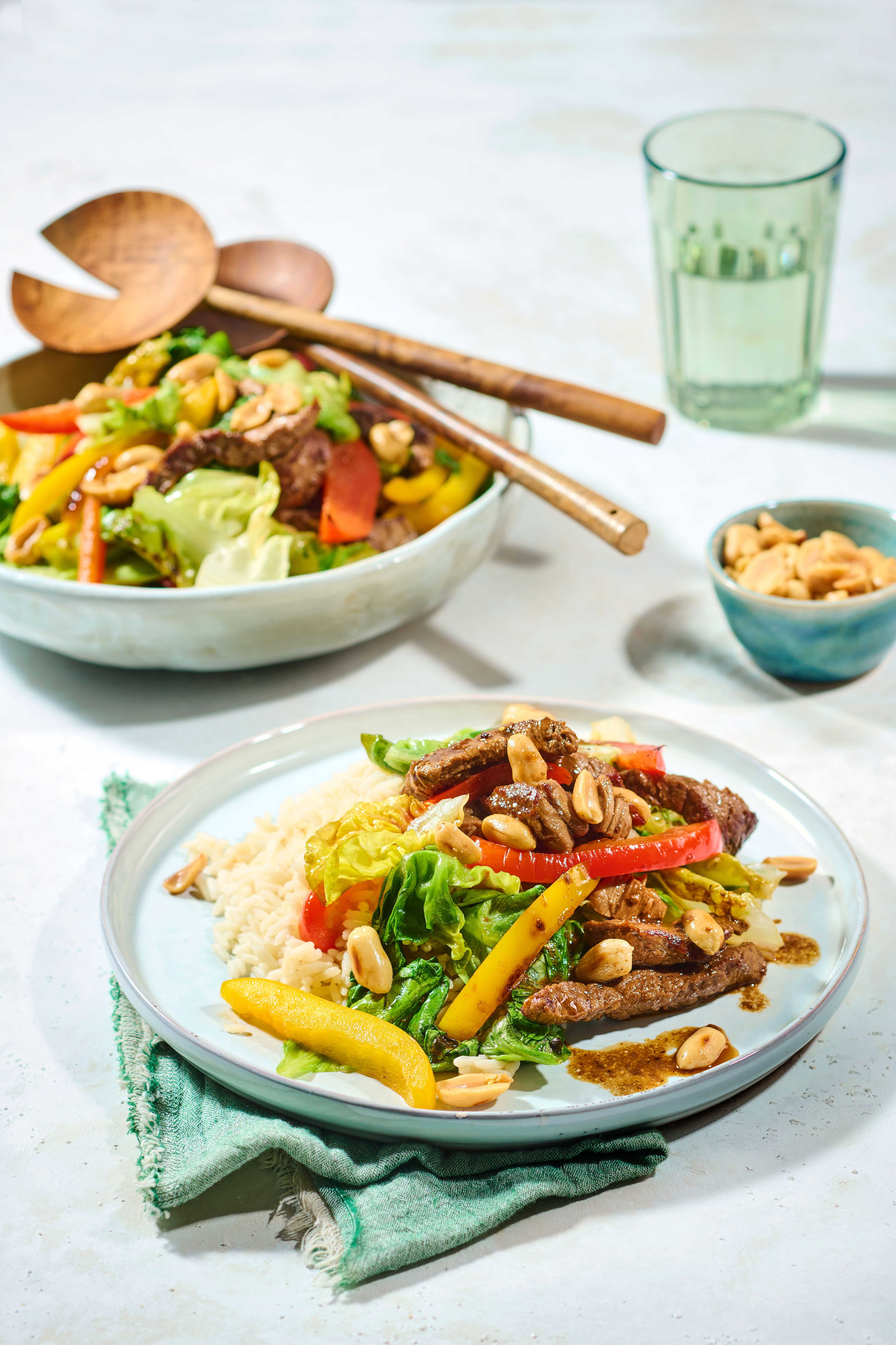 Sla-roerbak met biefreepjes