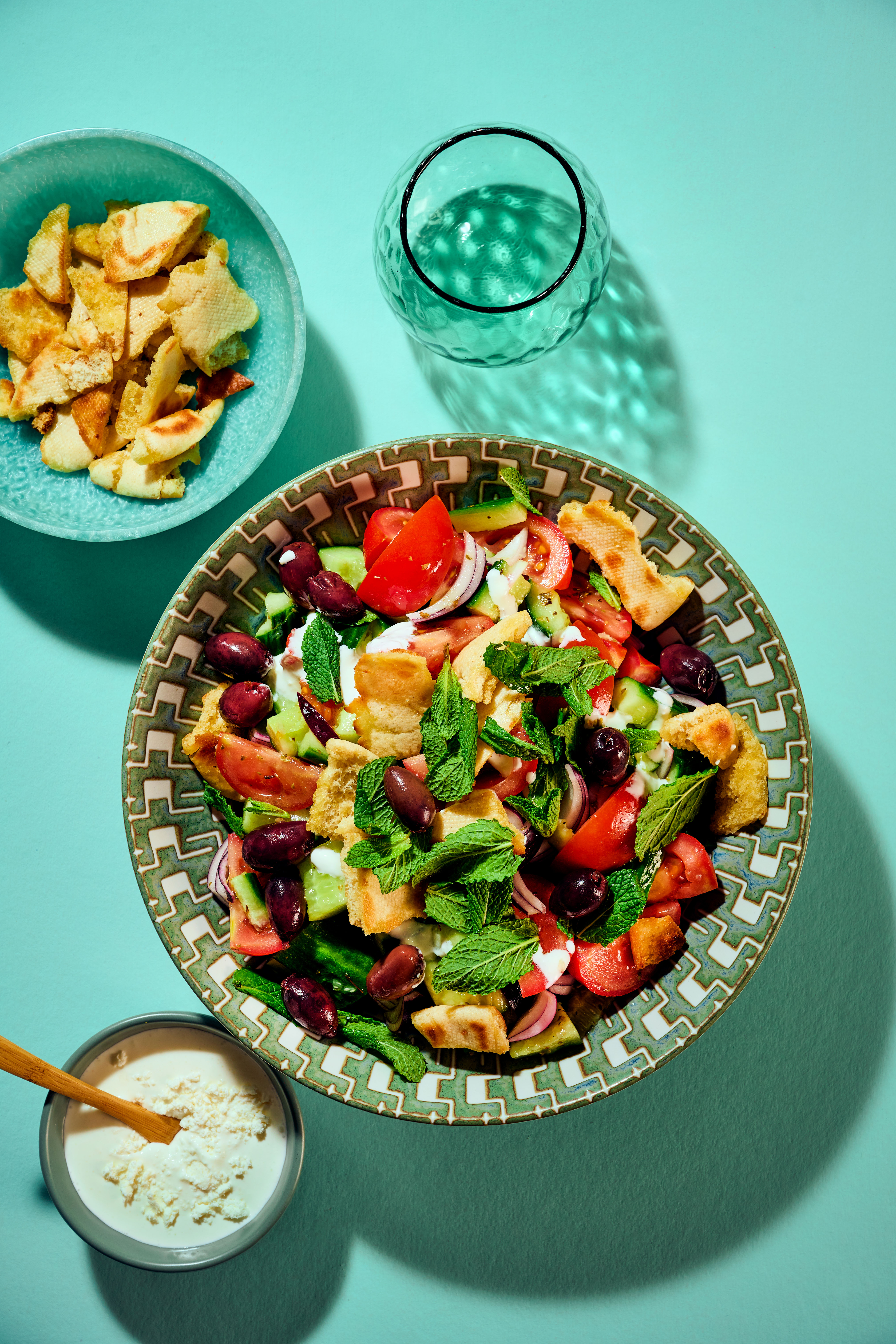 Griekse salade met gemarineerde komkommer en fetaroom