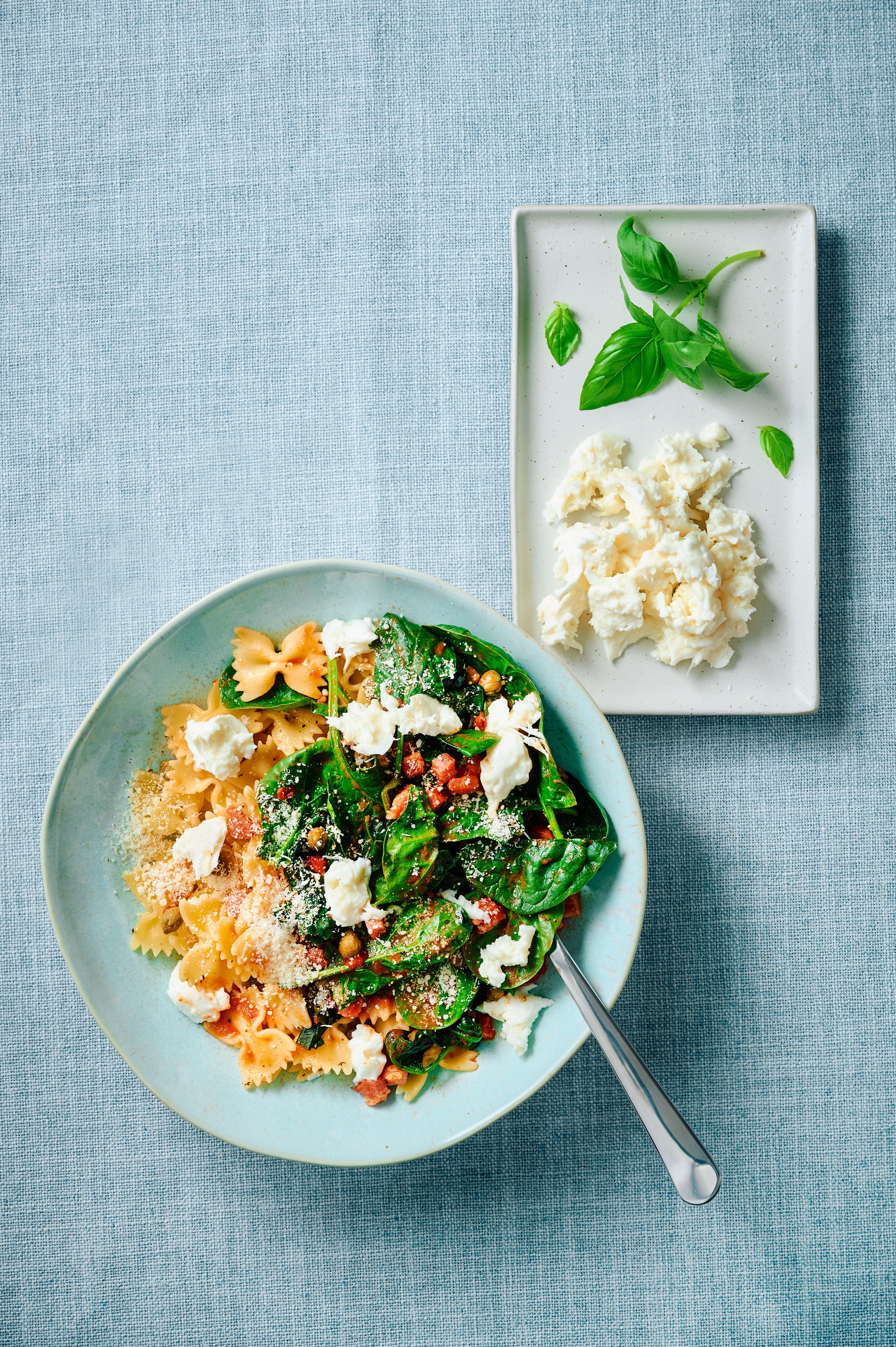Pasta met spekjes, kappertjes en mozzarella
