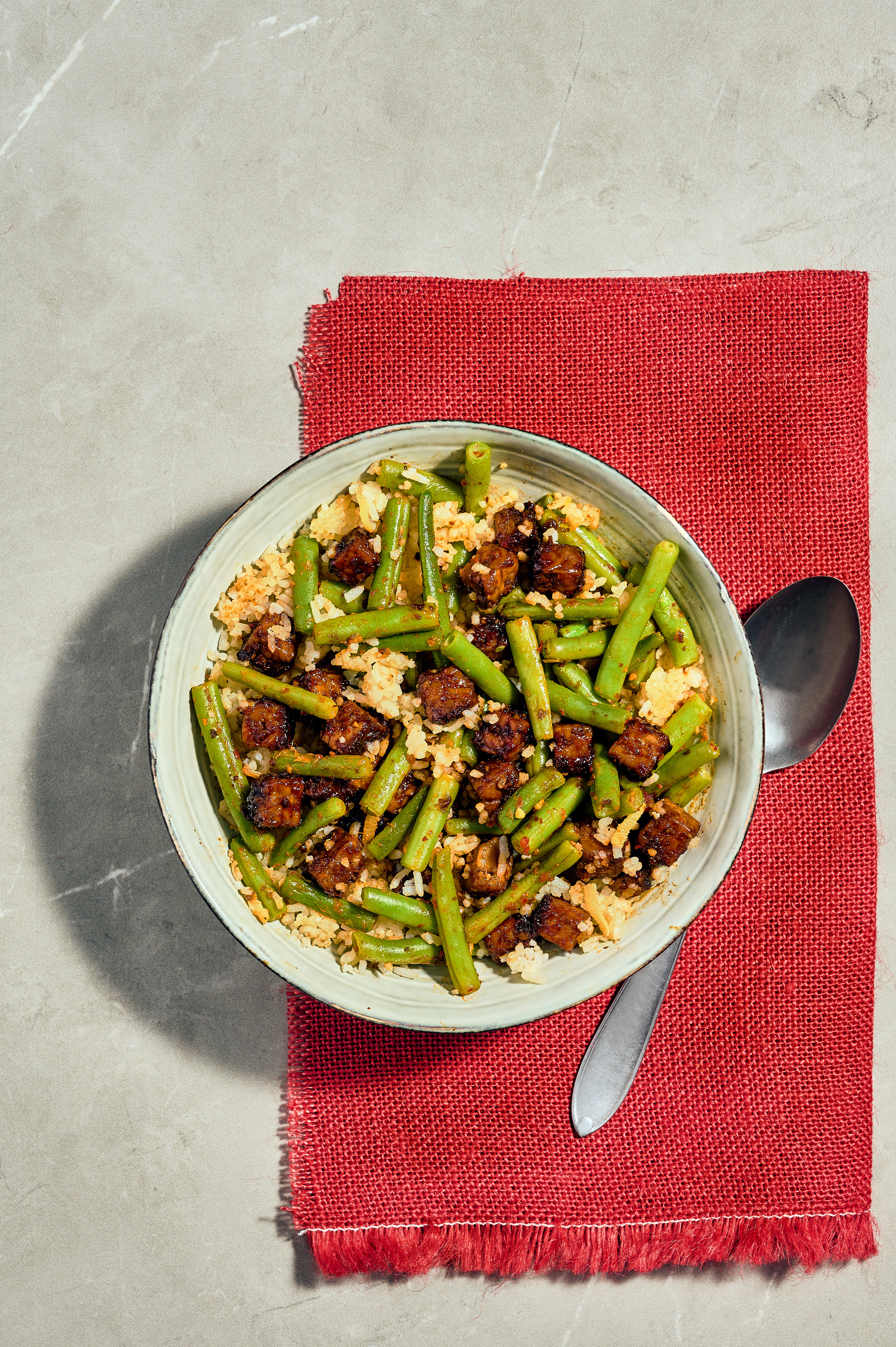 Gemberrijst met sambalboontjes en gebakken tempé