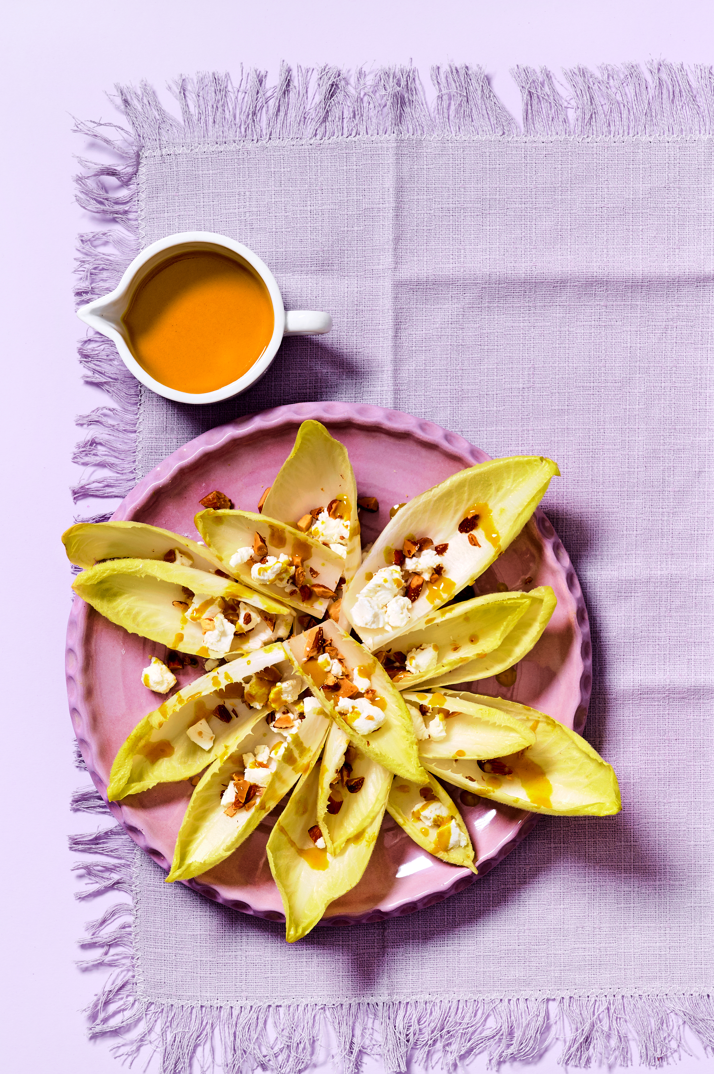 Witlofsalade met geitenkaas, amandelen en kurkumadressing