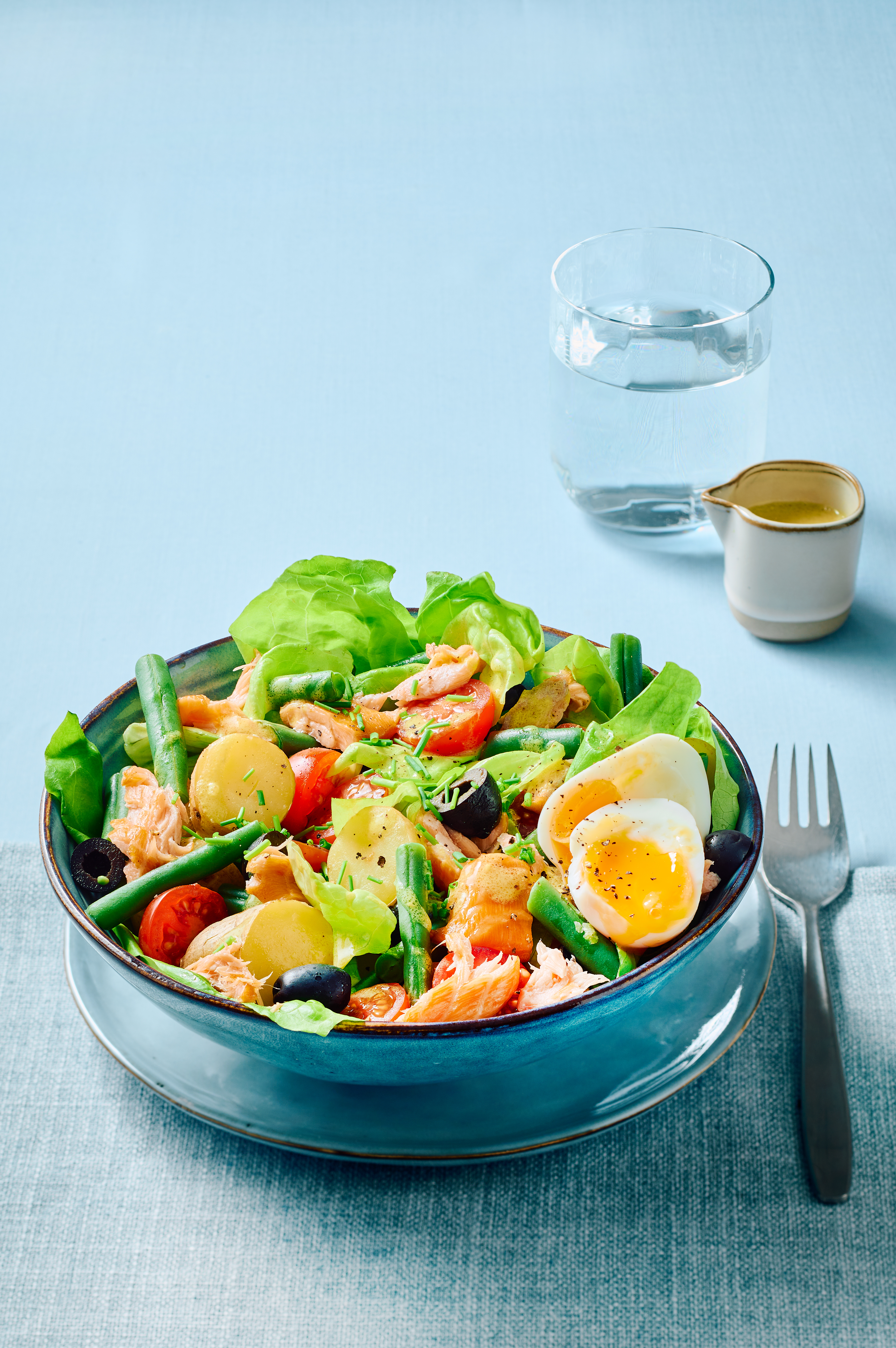 Krieltjessalade met warmgerookte zalm en olijven