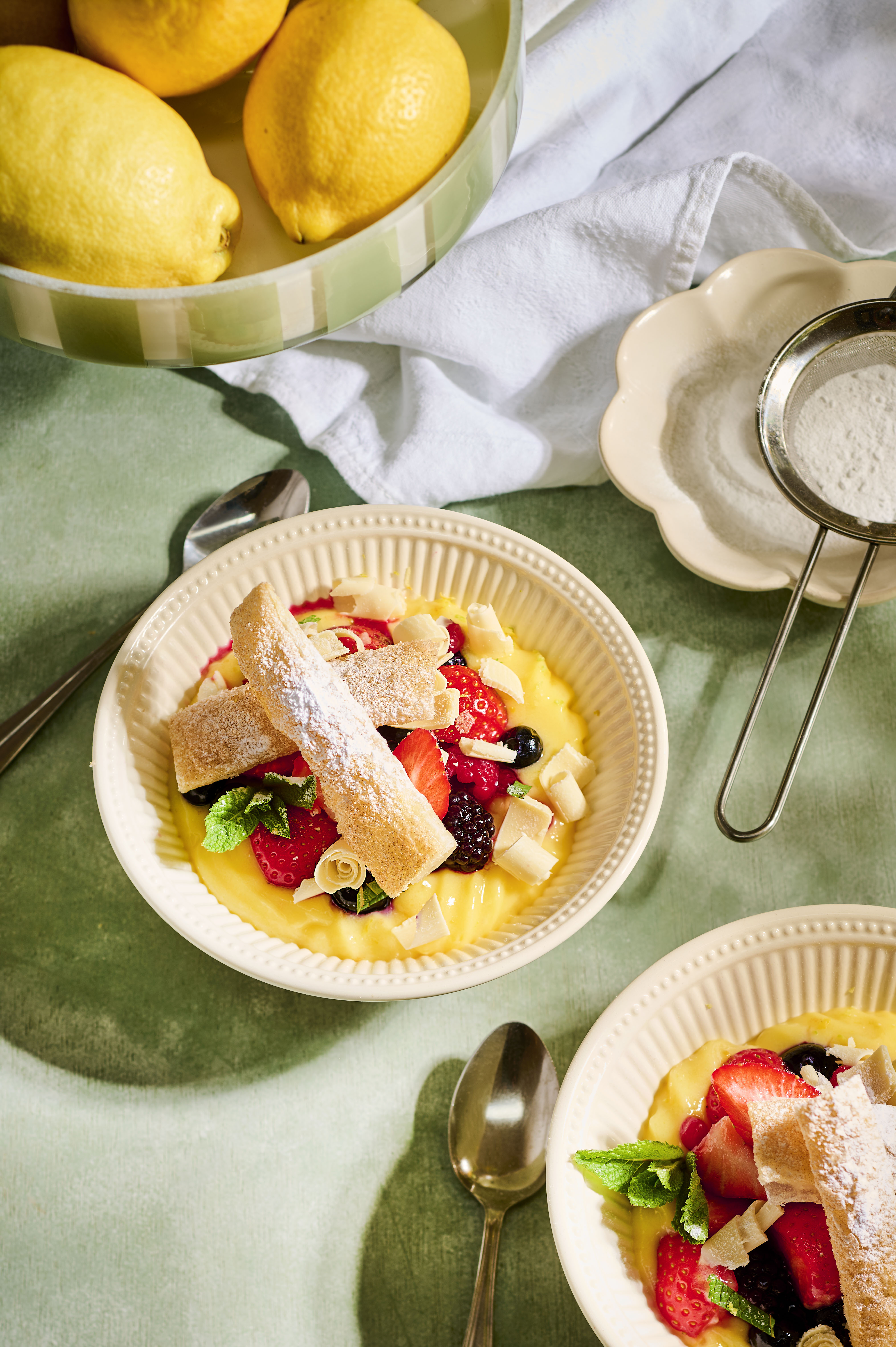 Bladerdeeg met citroencrème en bosvruchten