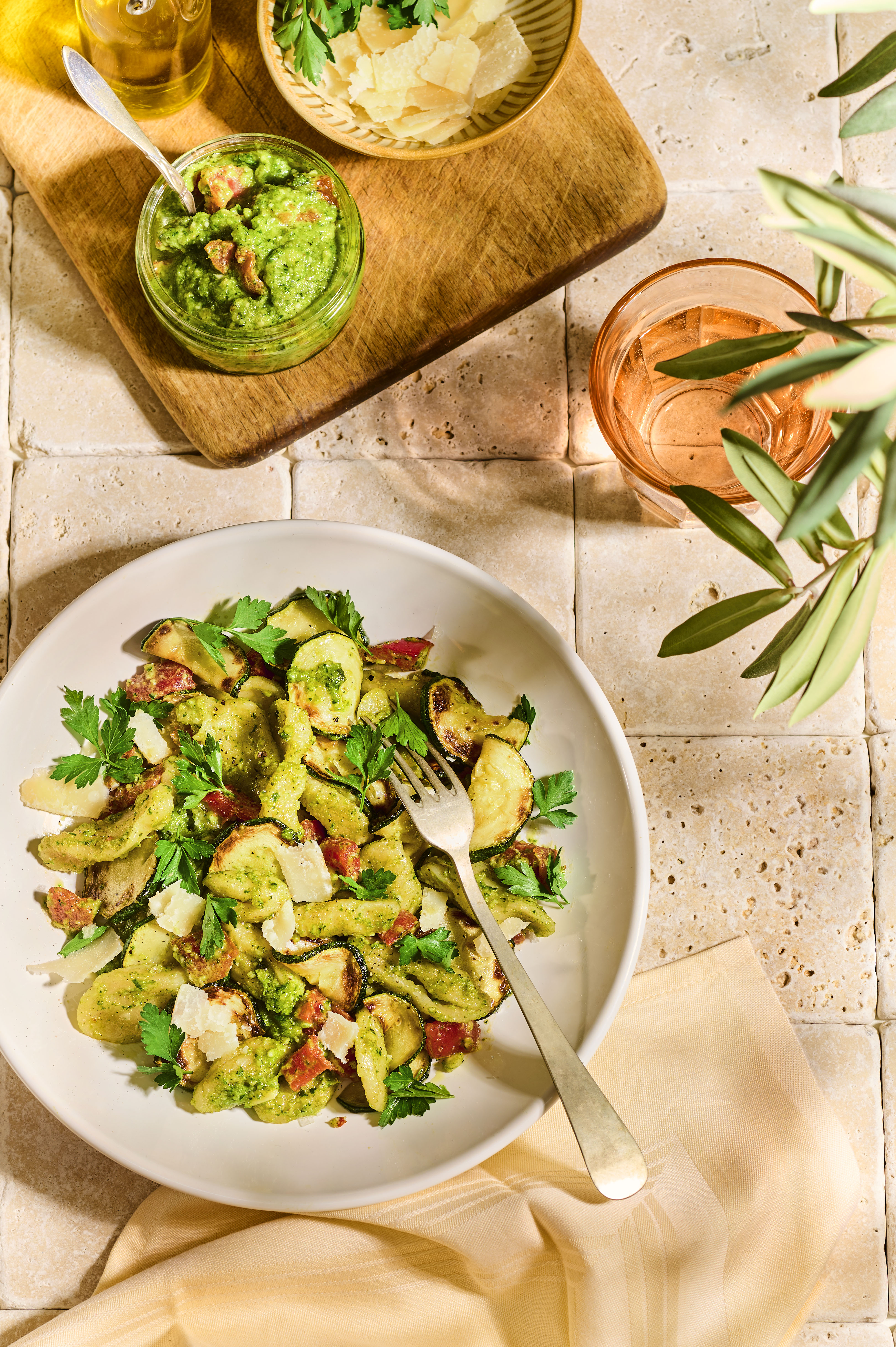 Gnocchetti pasta met amandelpesto en courgette