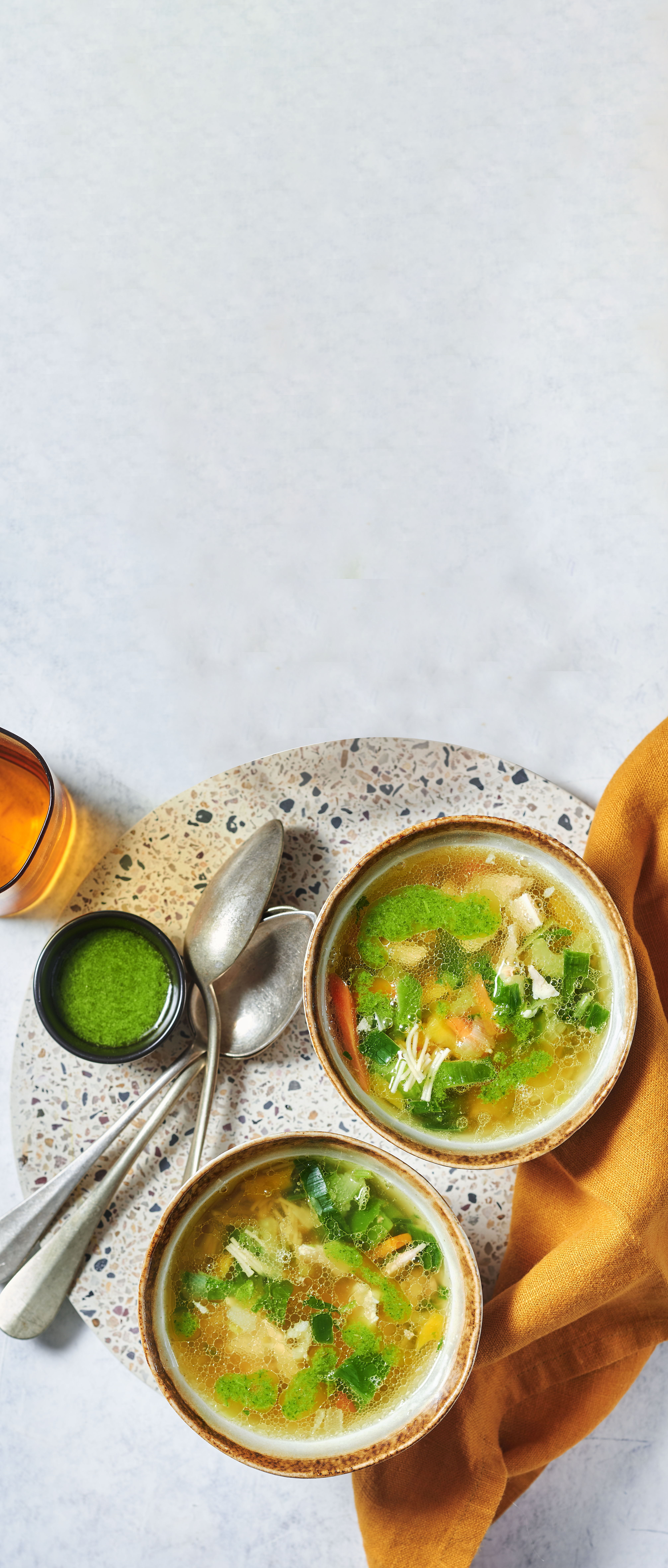 Kippensoep met kruidenolie