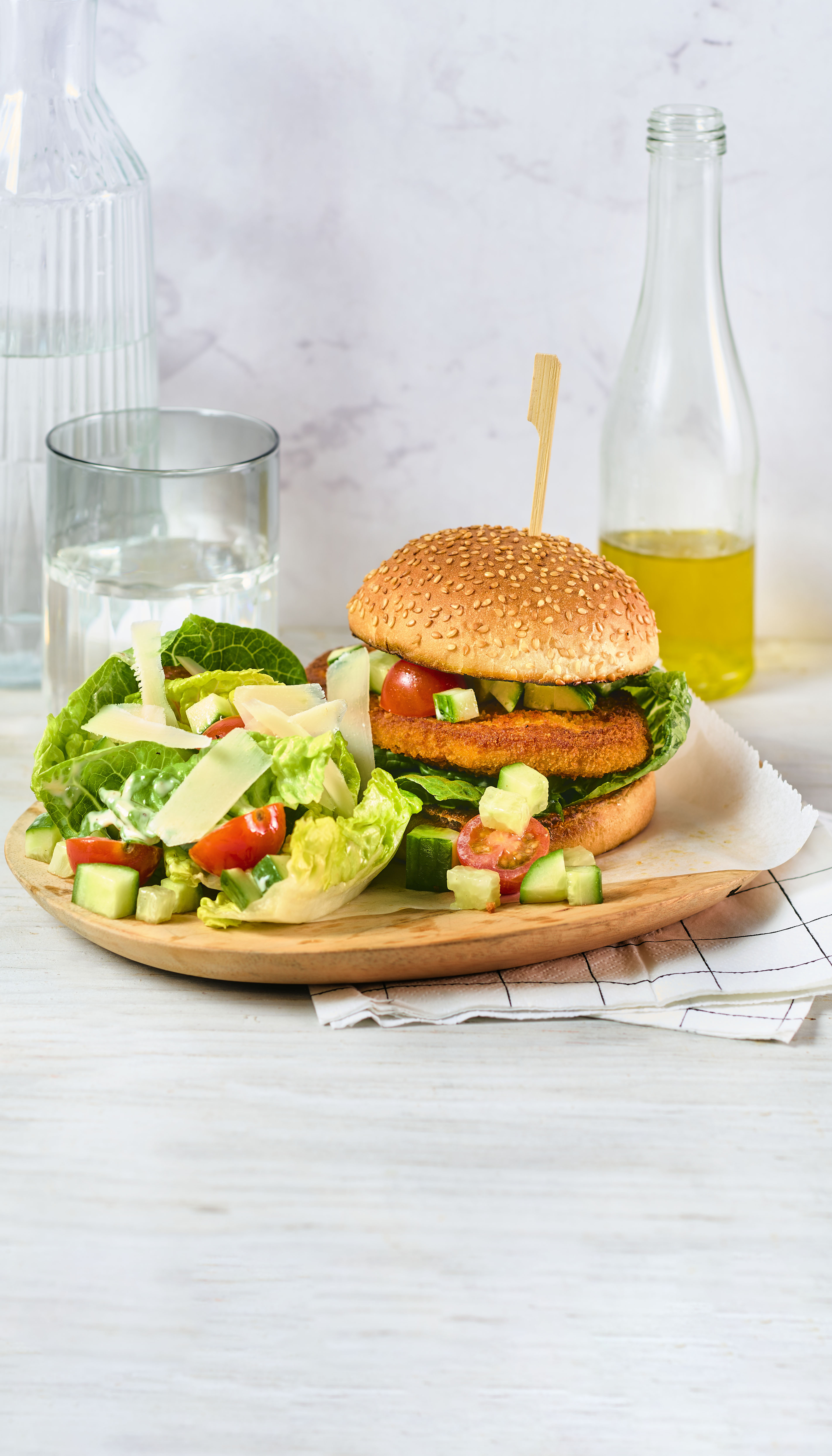 Krokante schnitzelburger met caesarsalade