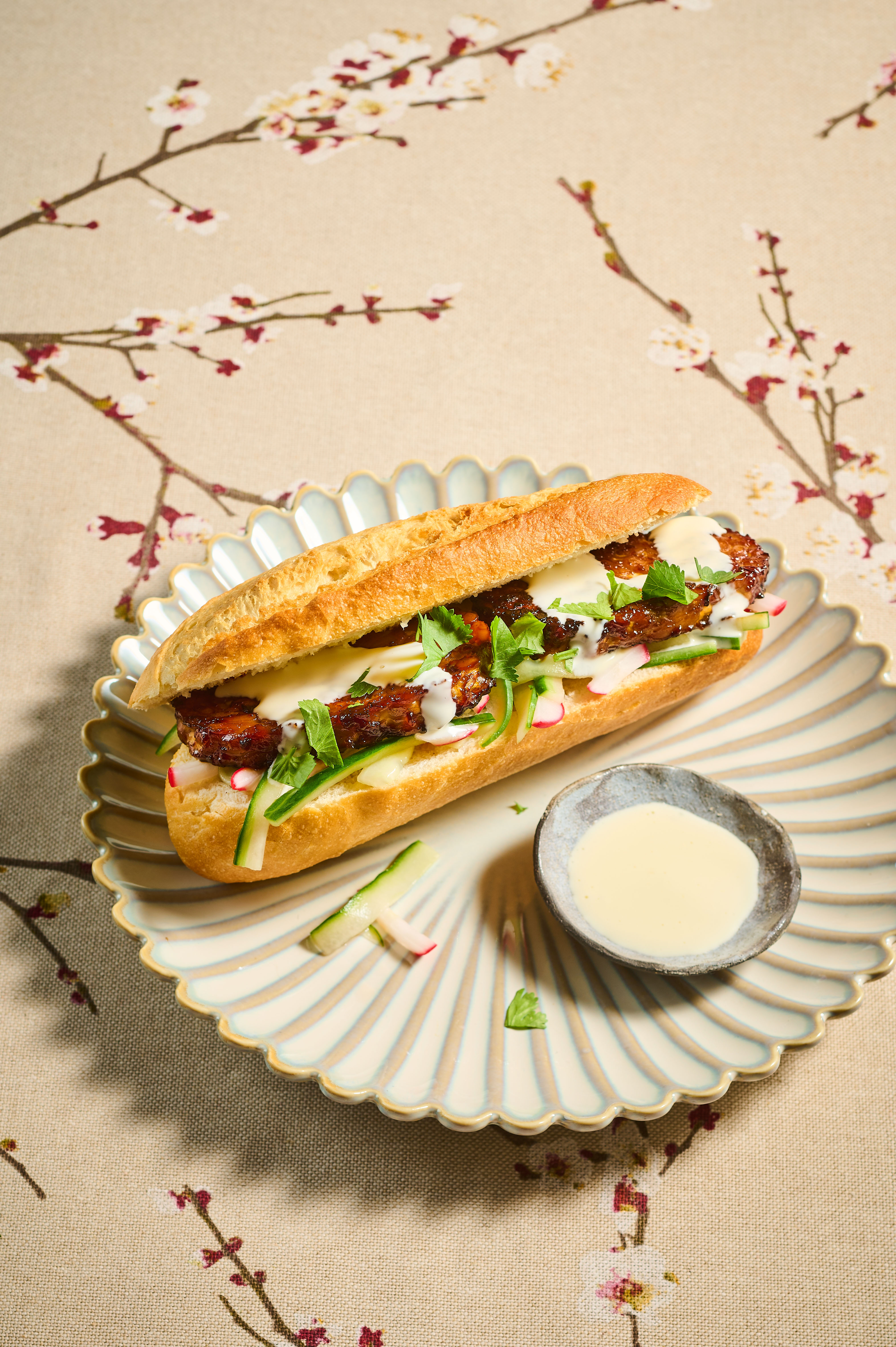 Bánh mì met sticky tempé en limoenmayonaise
