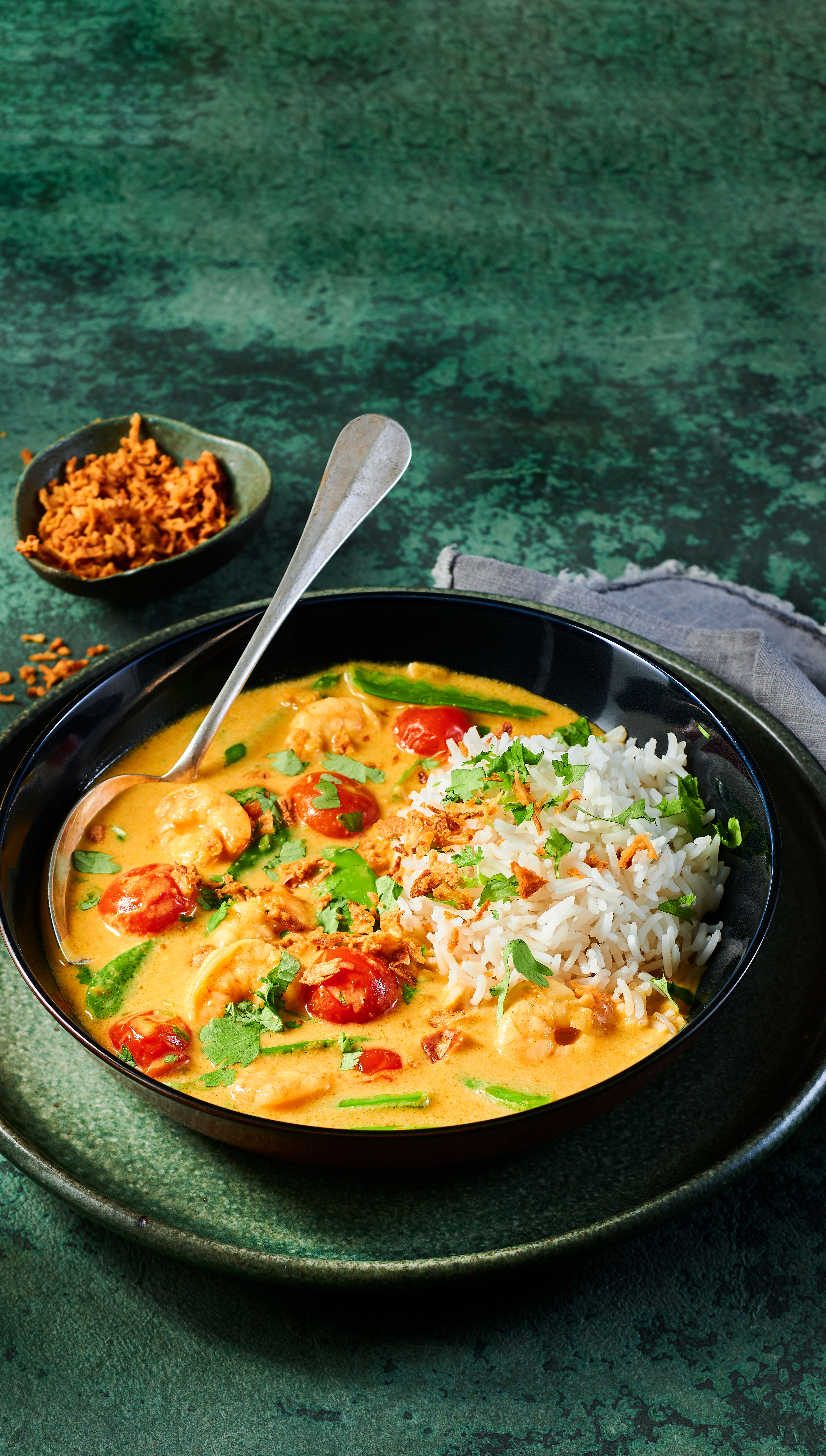 Gele curry met garnalen en tomaatjes