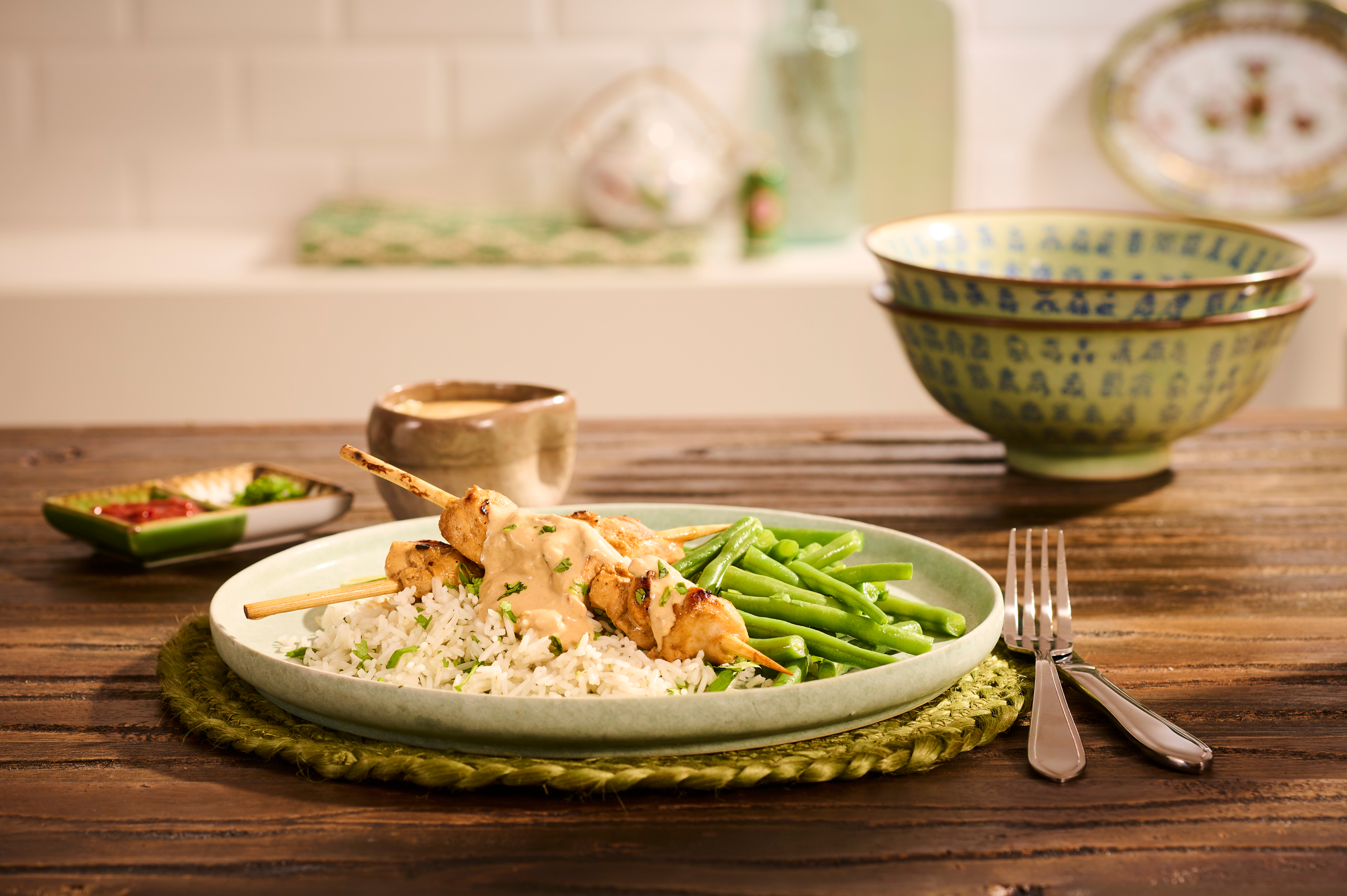 Kipsaté met korianderrijst en pinda-yoghurtsaus