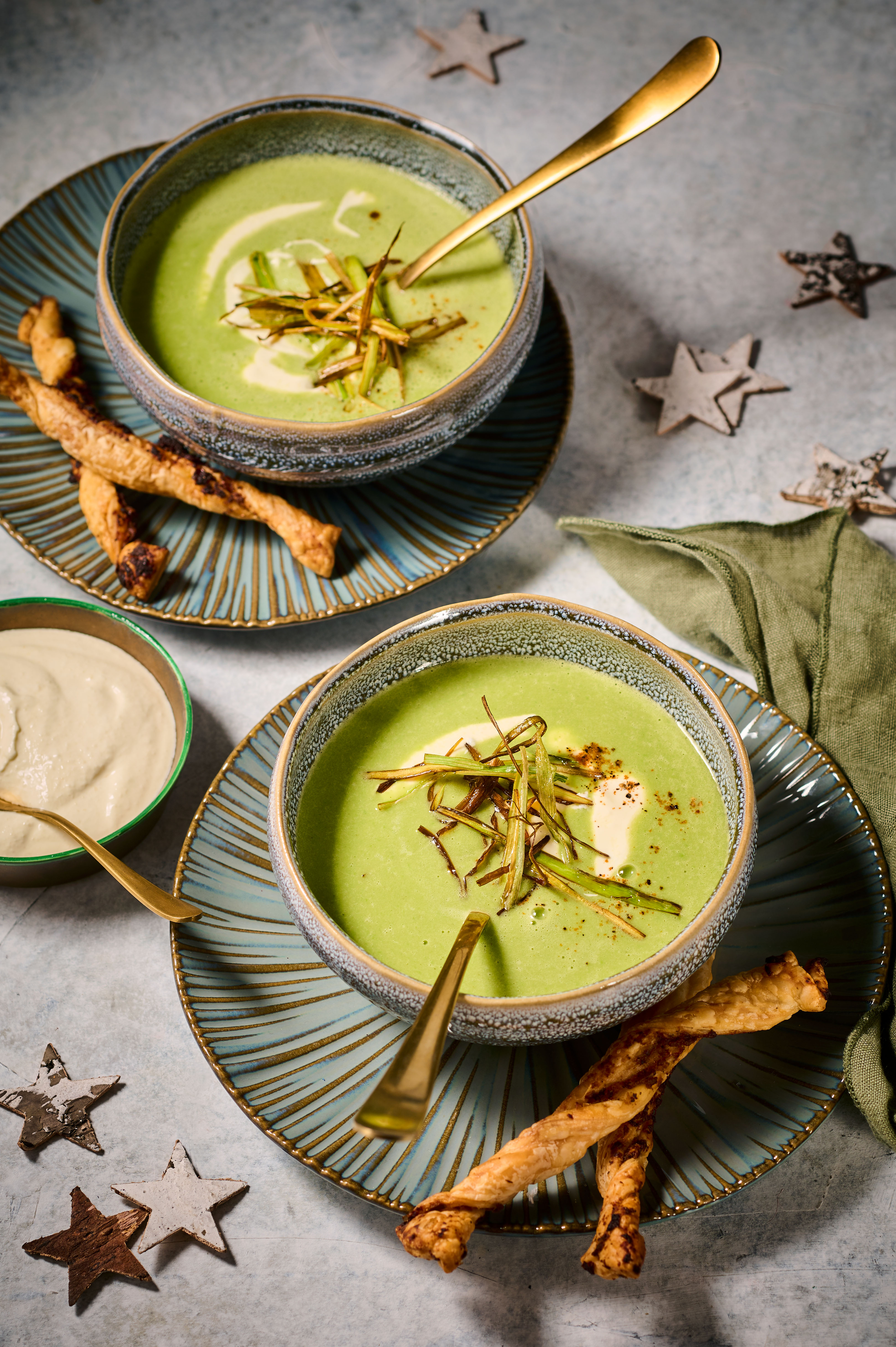 Romig doperwtensoepje met krokante prei