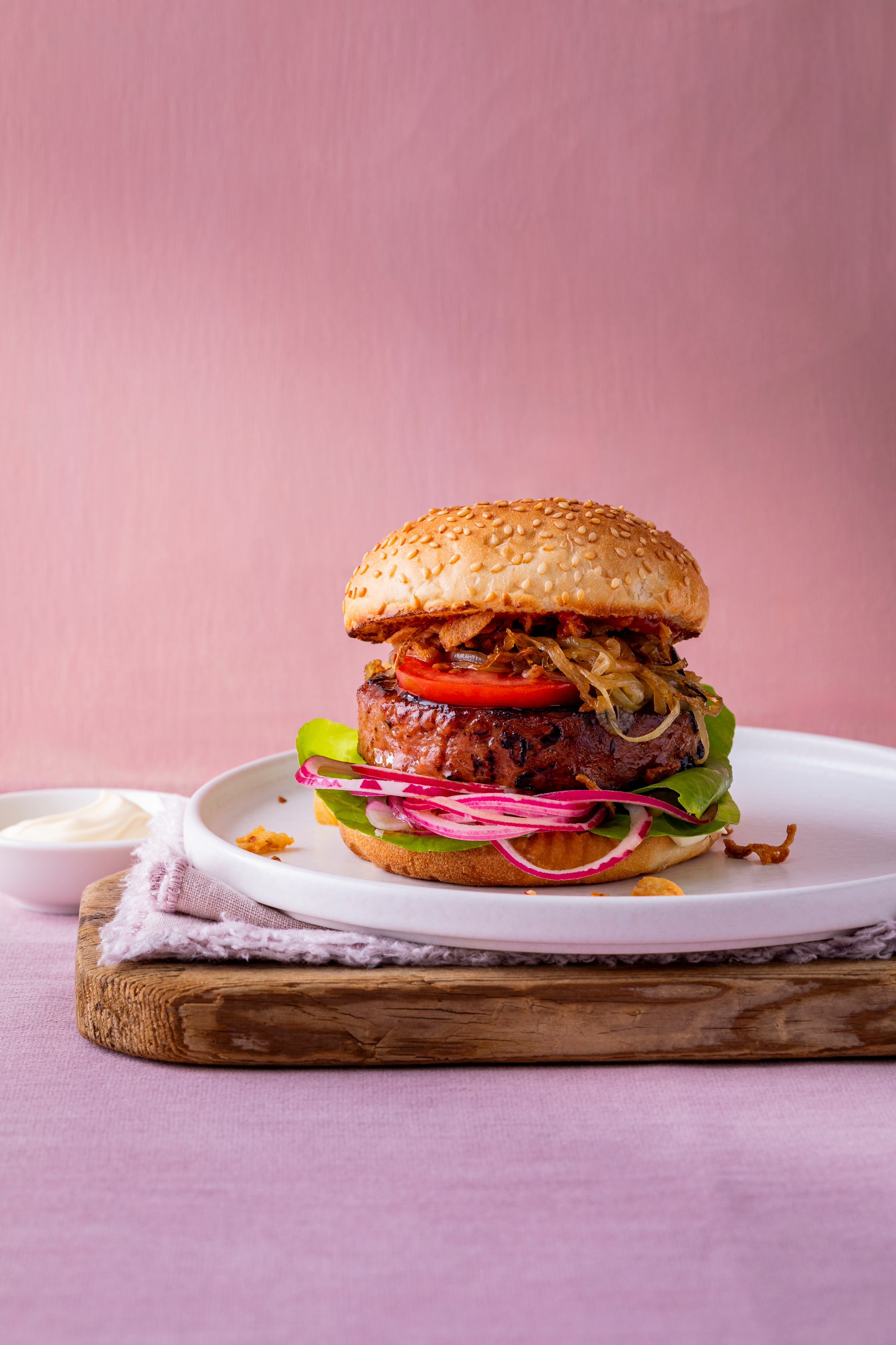 Vegan burger met gekaramelliseerde ui, ui-pickles en gebakken uitjes