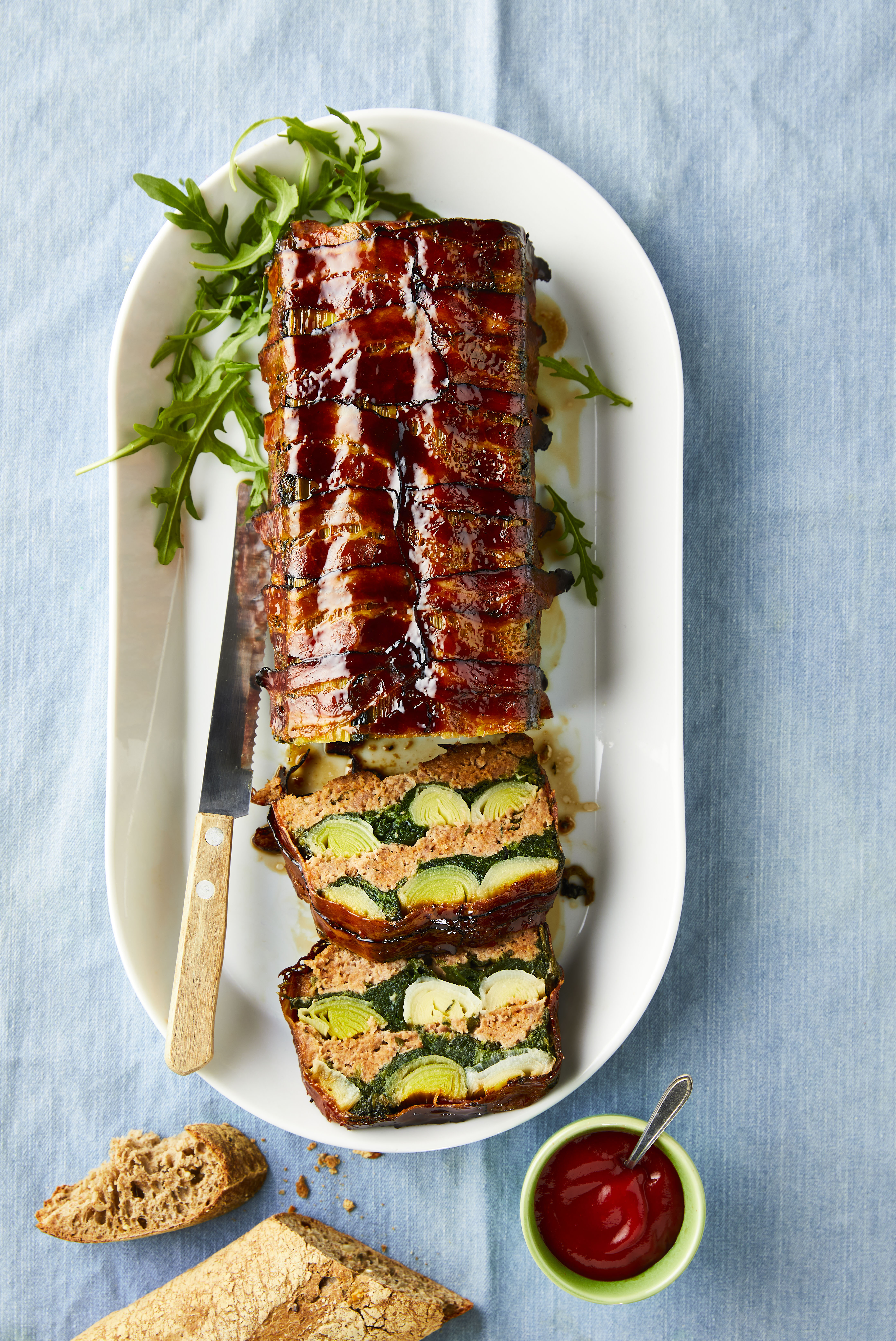 Gehaktbrood met prei, spek en spinazie