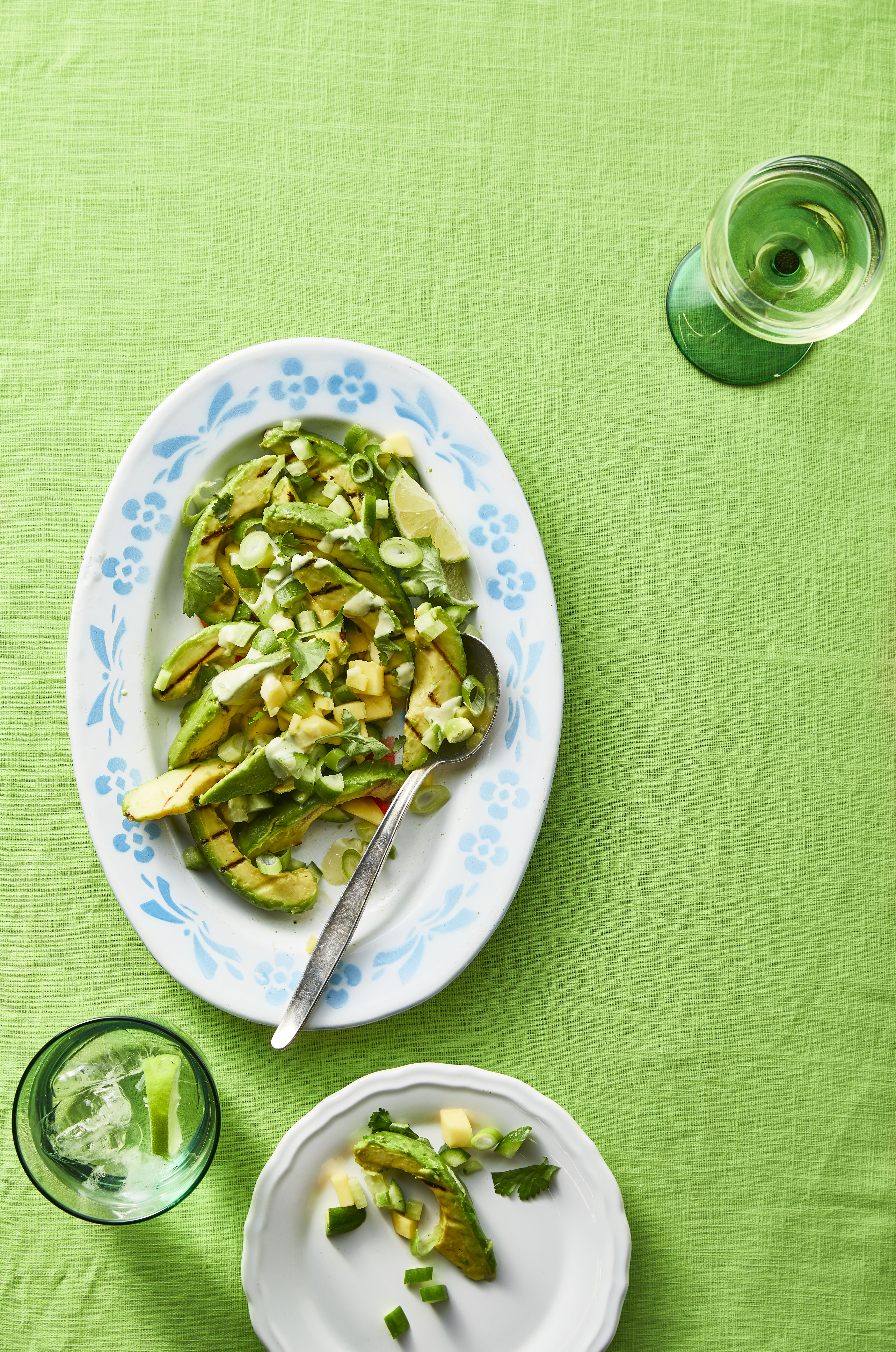 Gegrilde avocadosalade met mango en wasabi- limoendressing