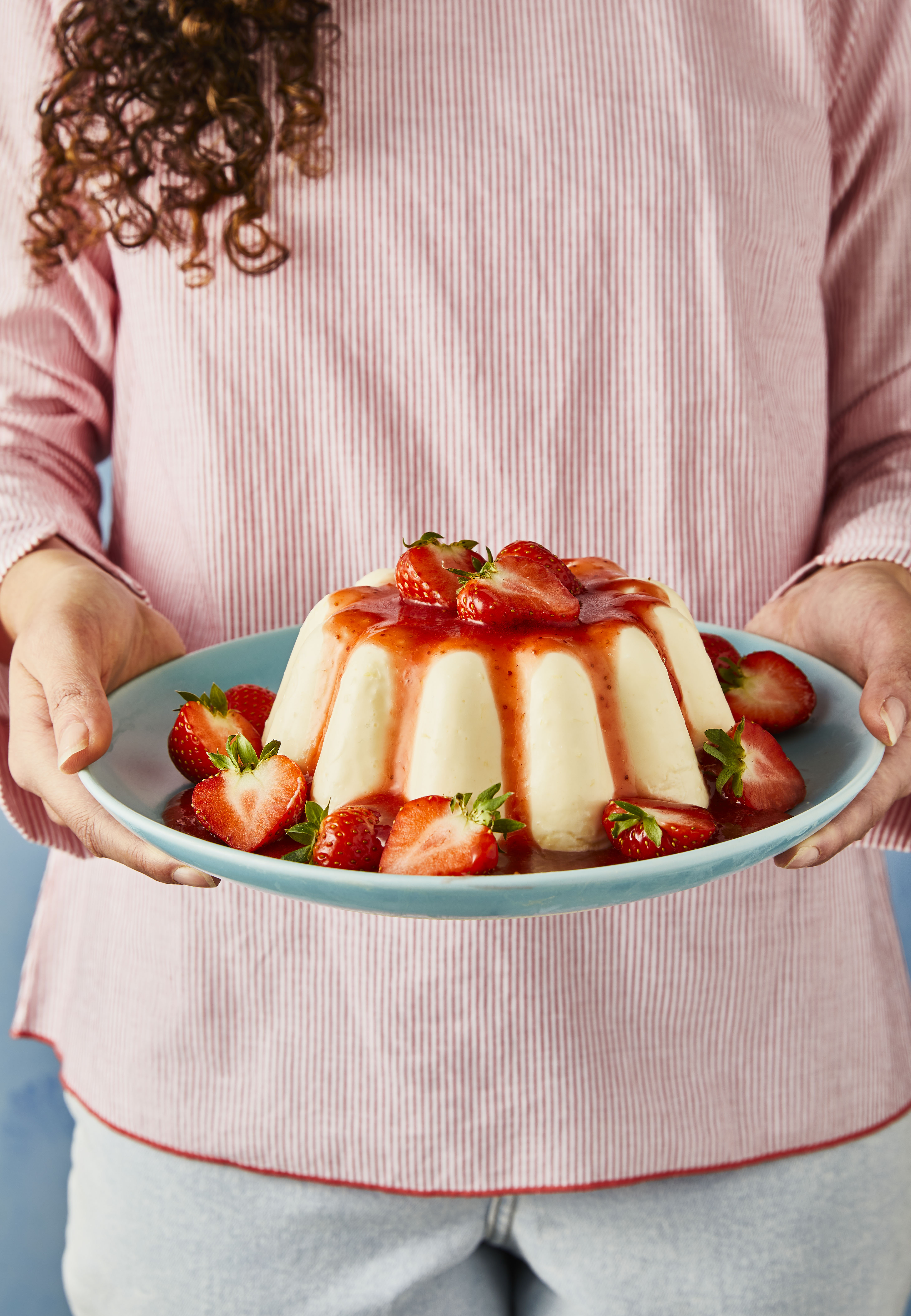 Sinaasappelpudding met boerenyoghurt en aardbeiensaus