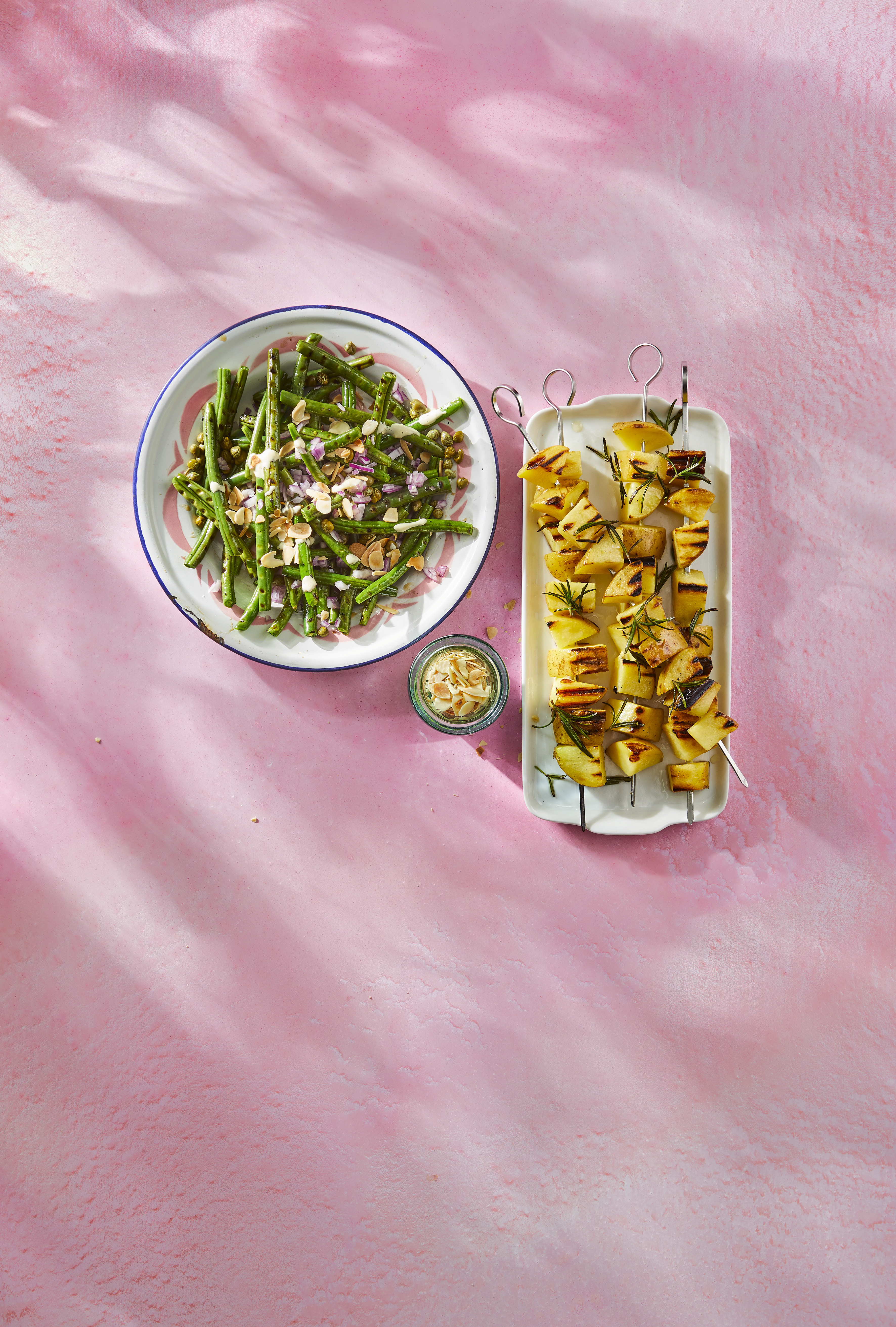 Gegrilde sperziebonensalade met kappertjes en amandel