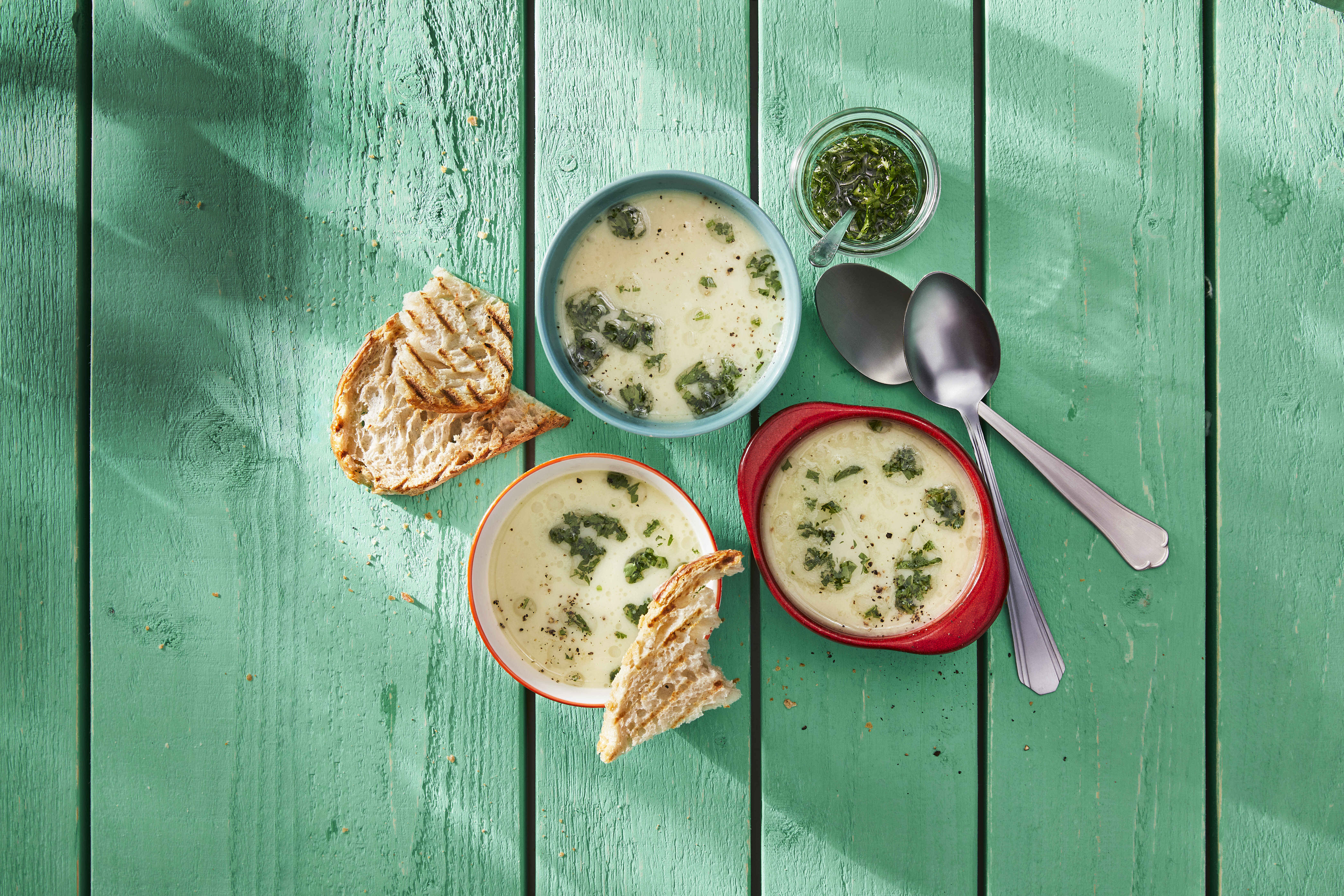 Knoflook-broodsoep met peterselie-olie