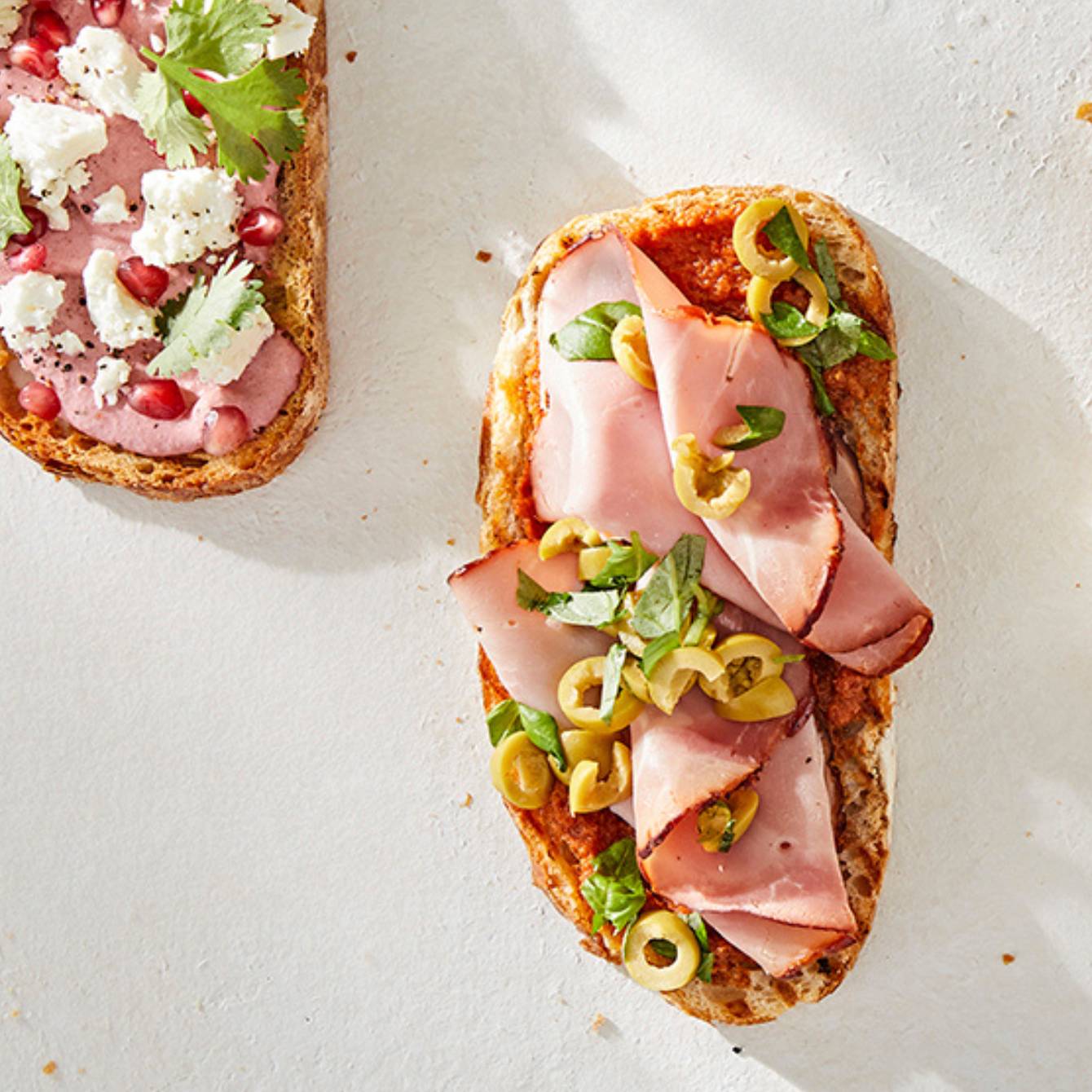 Open sandwich met pesto en roasted porc