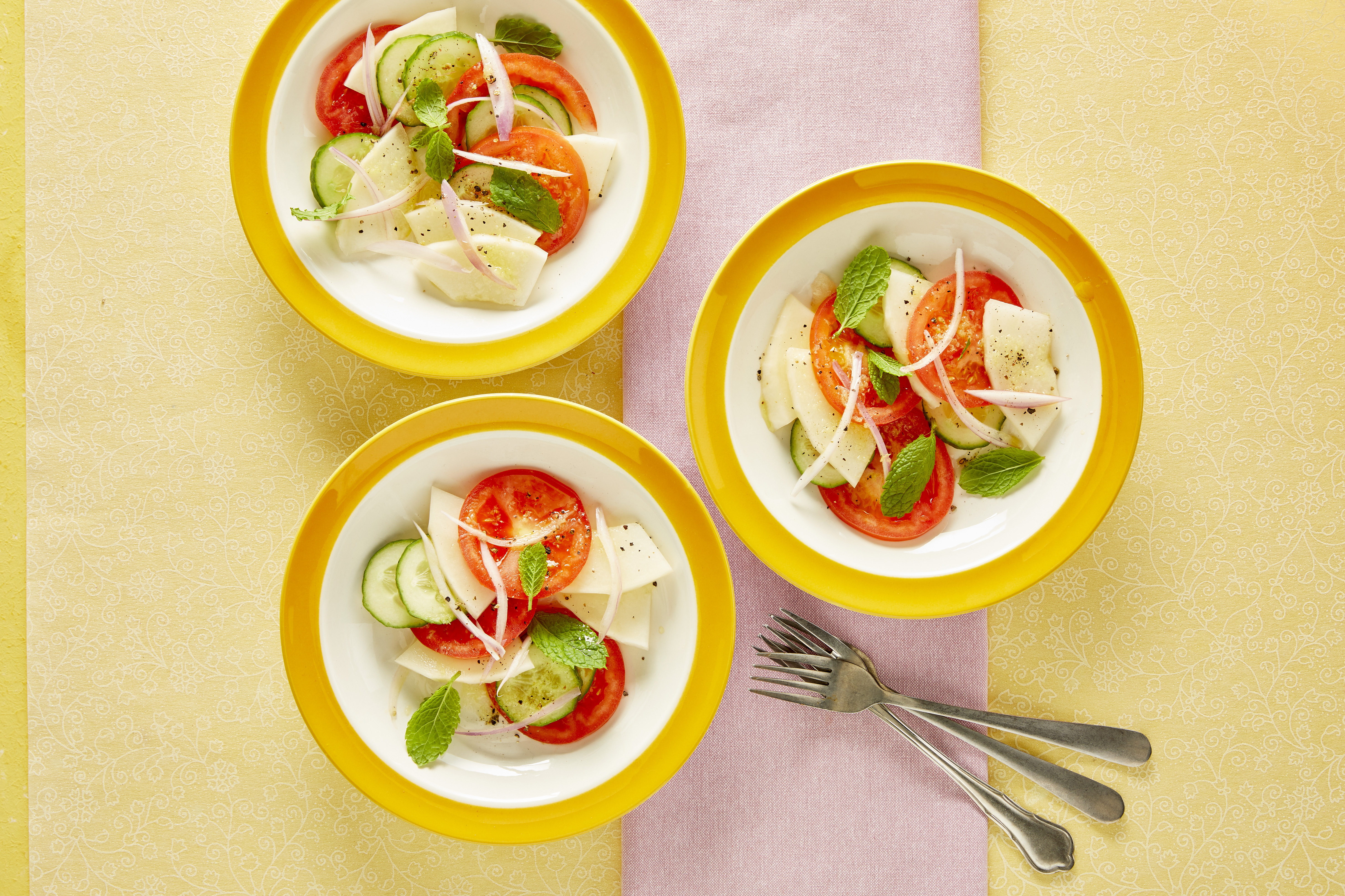Tomaten-meloensalade met gember en munt