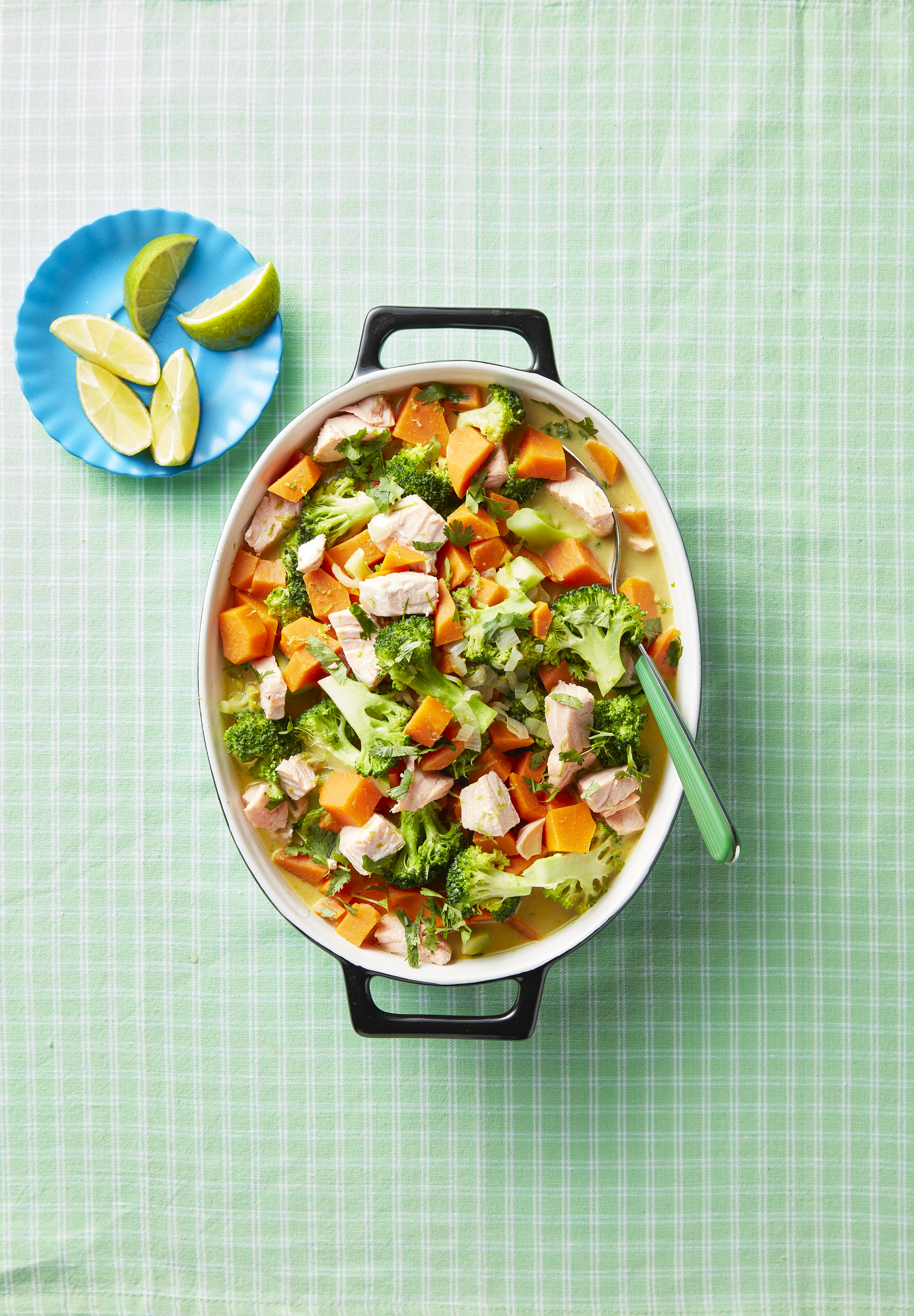 Eenpanscurry met zoete aardappel en zalm