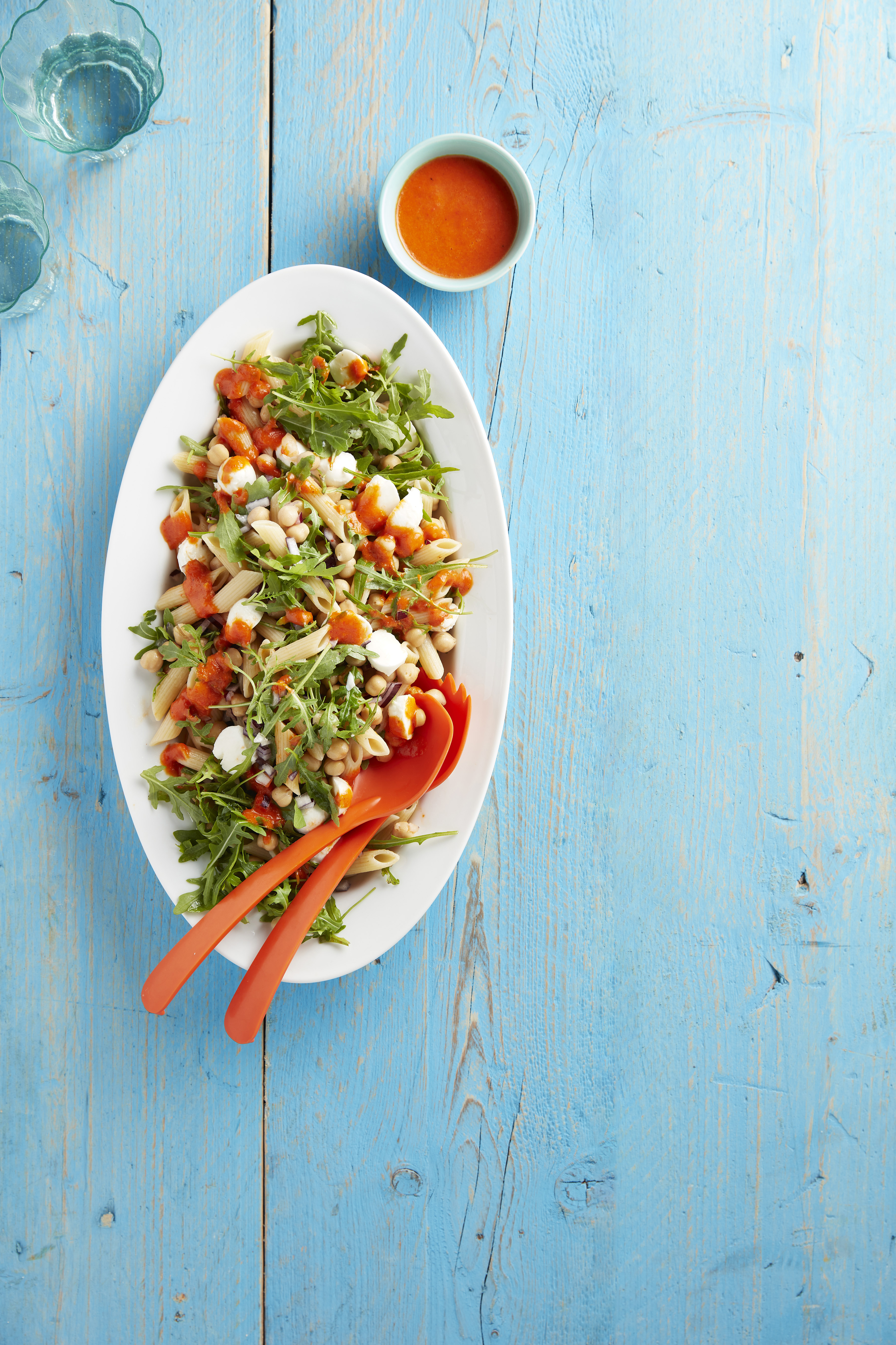 Pastasalade met kikkererwten en paprikadressing