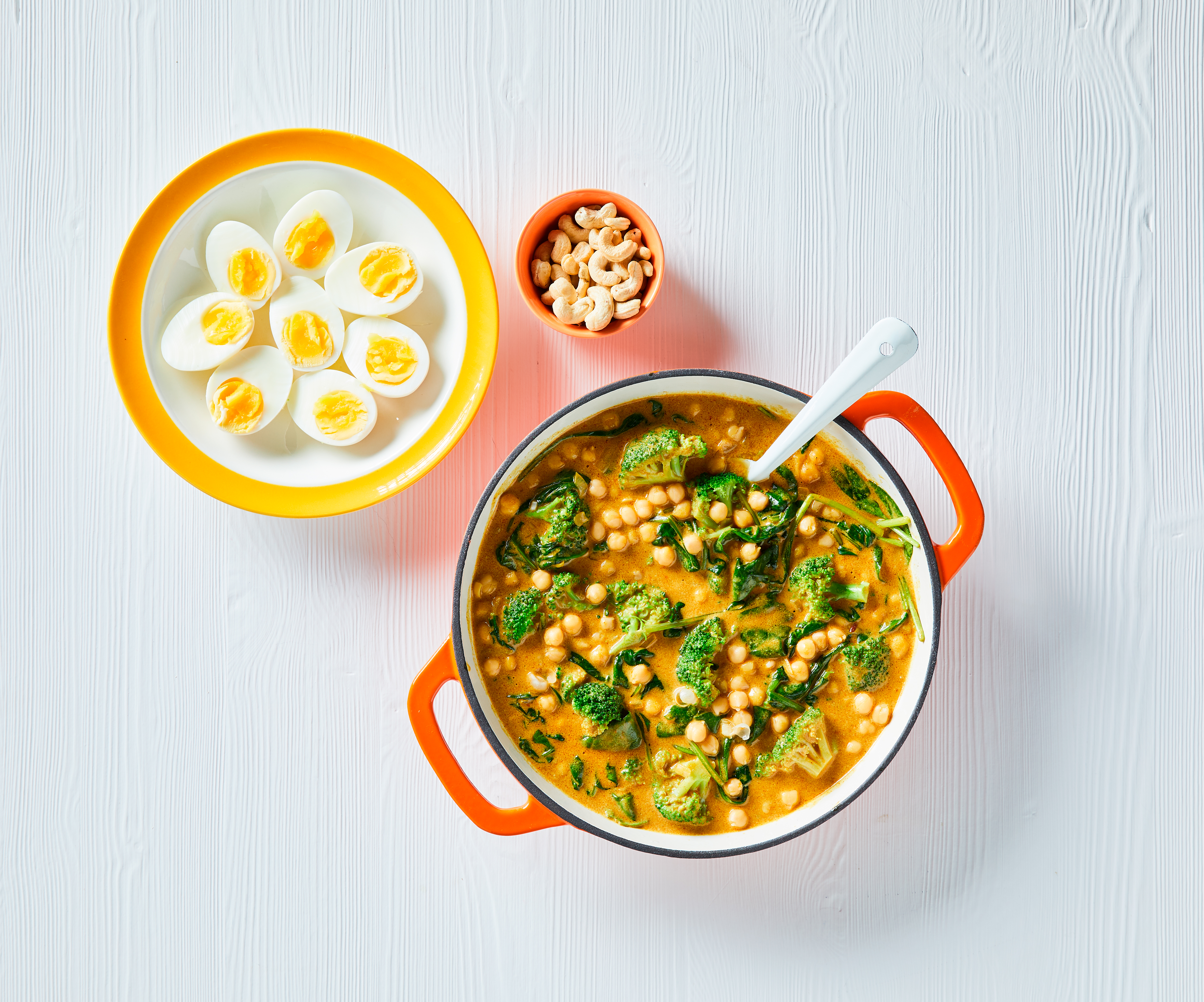 Broccolicurry met kikkererwten en ei