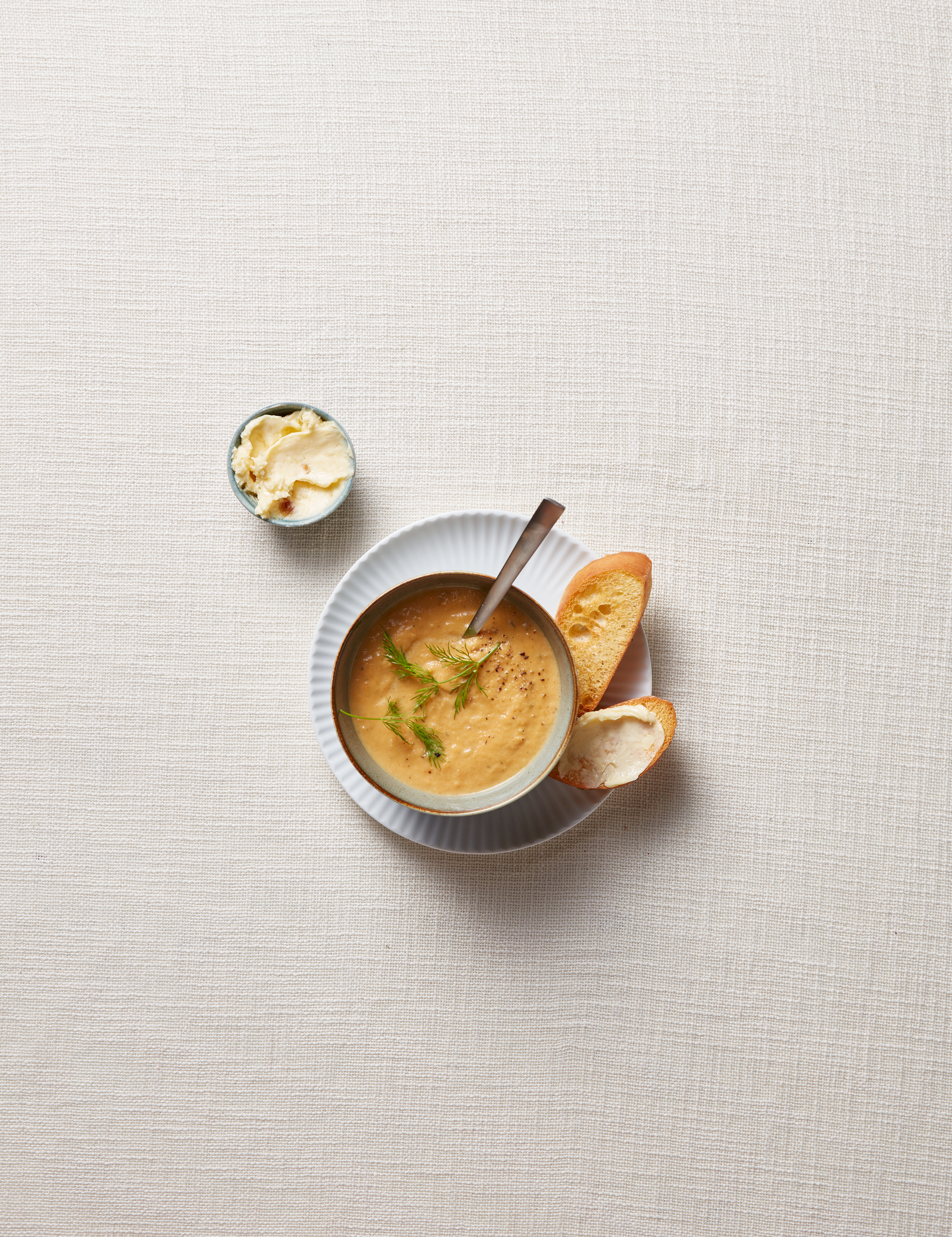 Geroosterde groentesoep met crostini en knoflookboter