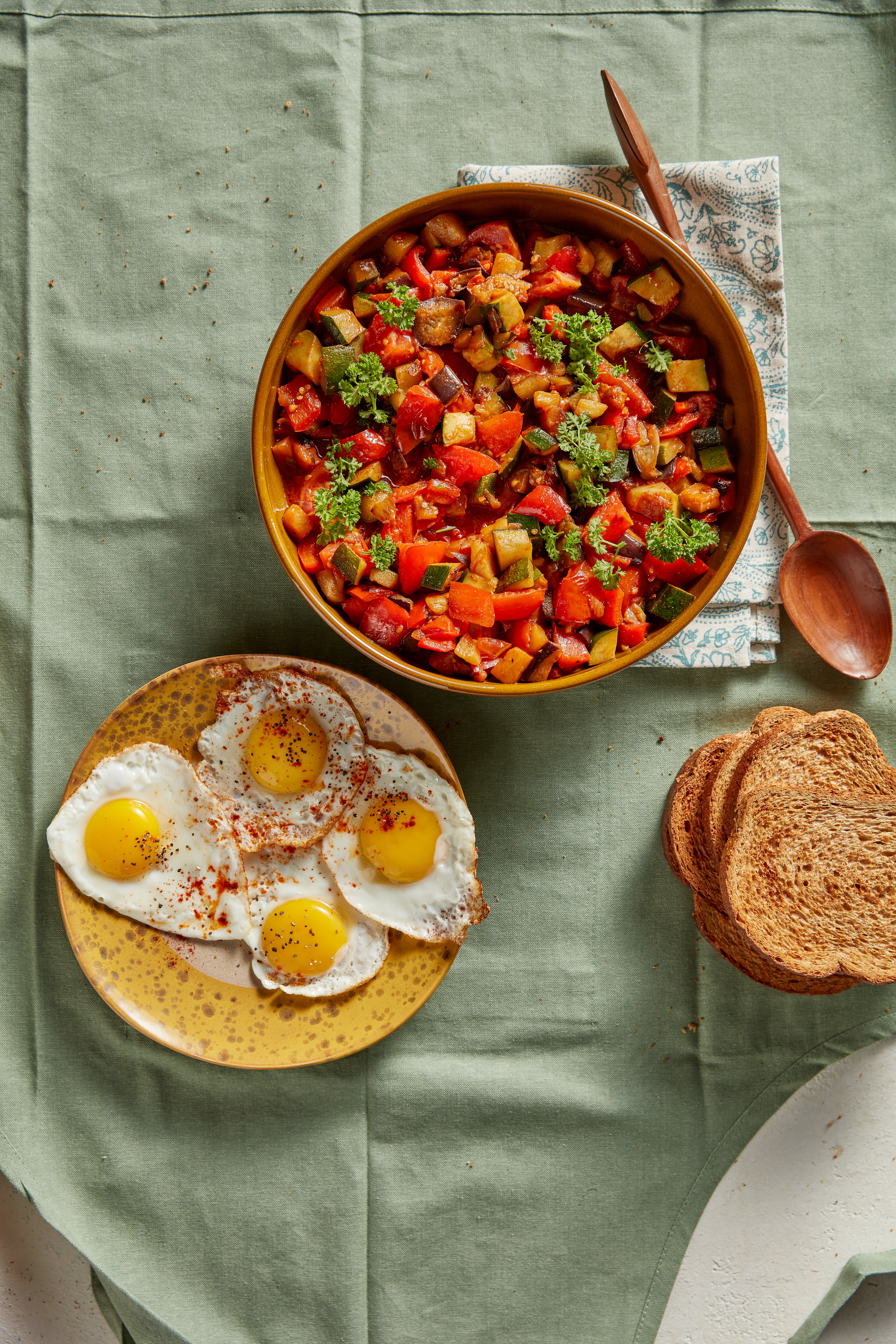Spaanse groentestoof met gebakken ei