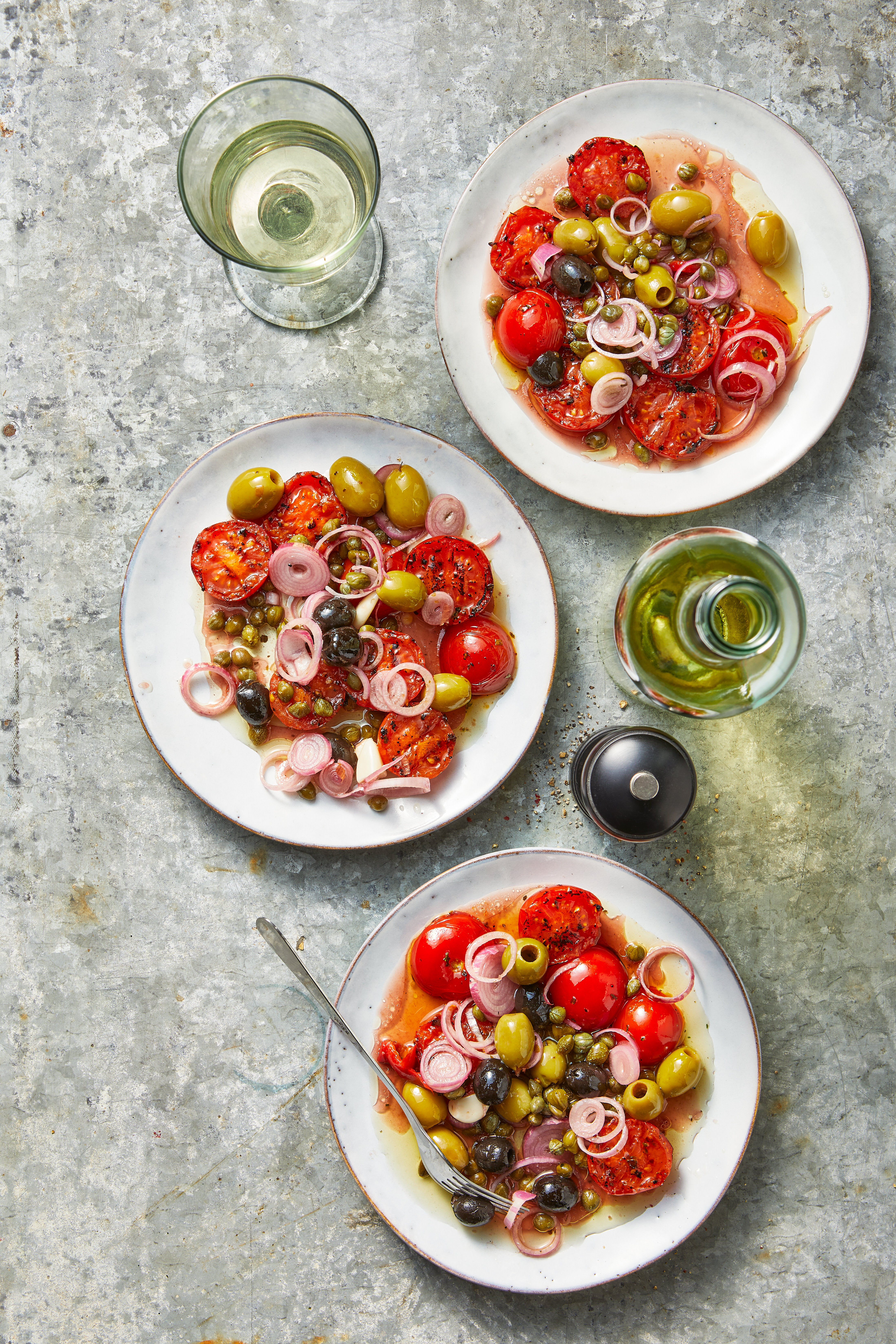 Gegrilde tomatensalade met olijven en sjalot