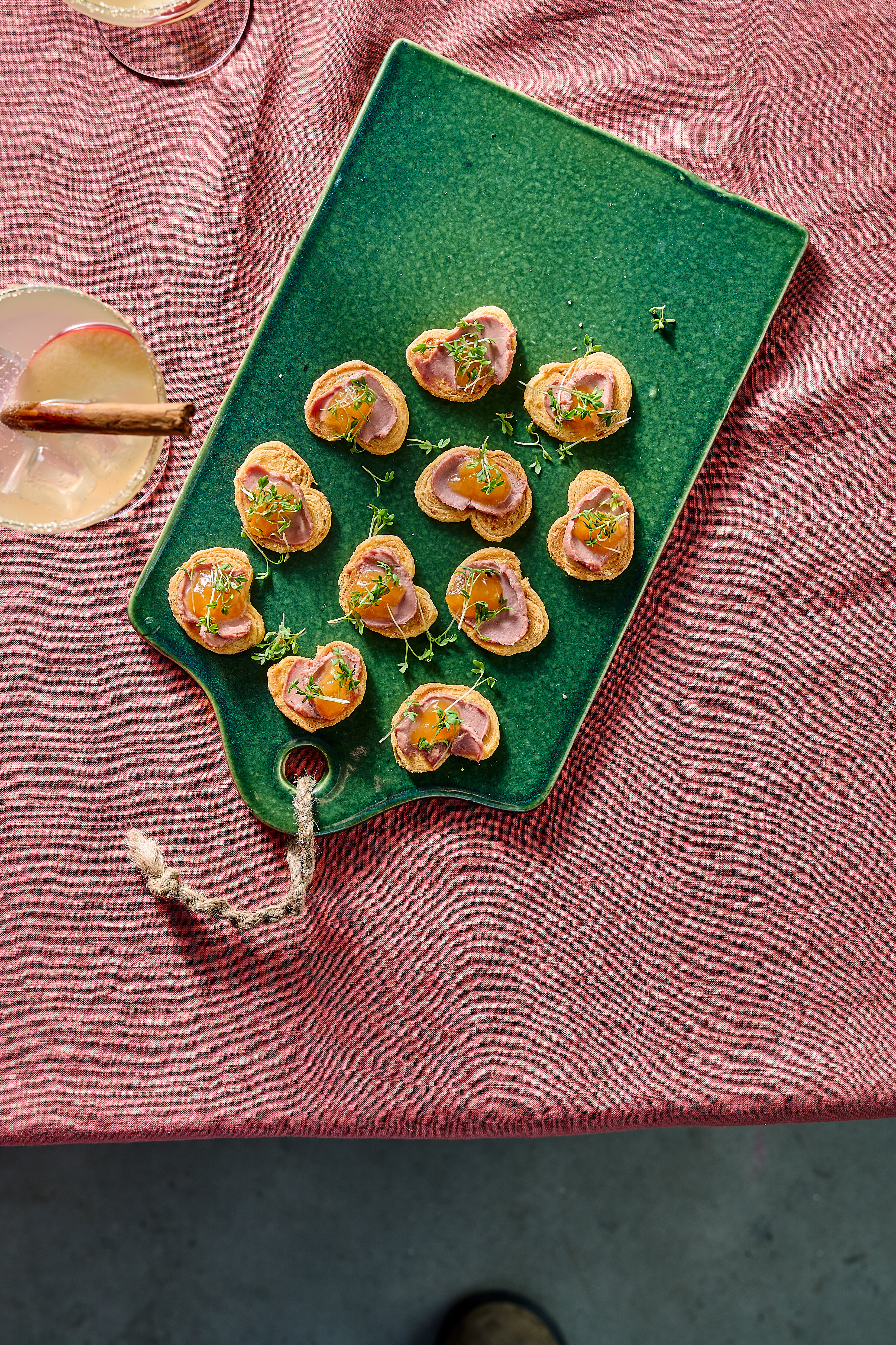 Krokante kaaskoekjes met paté en abrikozenjam