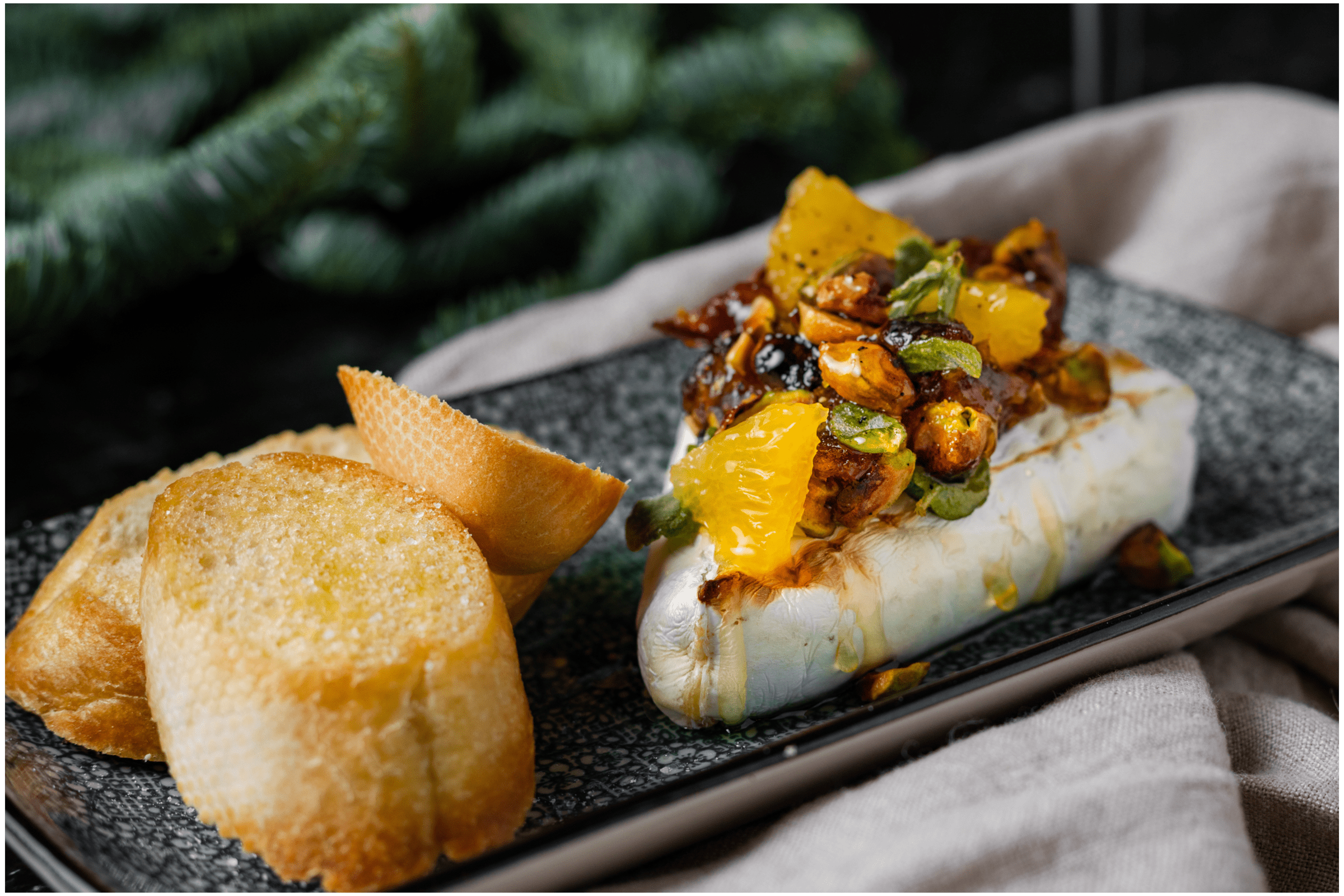 Gebakken brie met pistache, dadel en sinaasappel