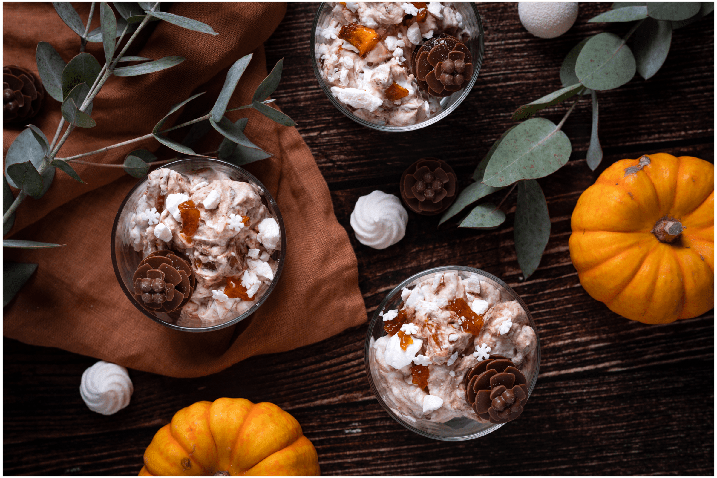 Eton mess met gekarameliseerde pompoen en chocolade