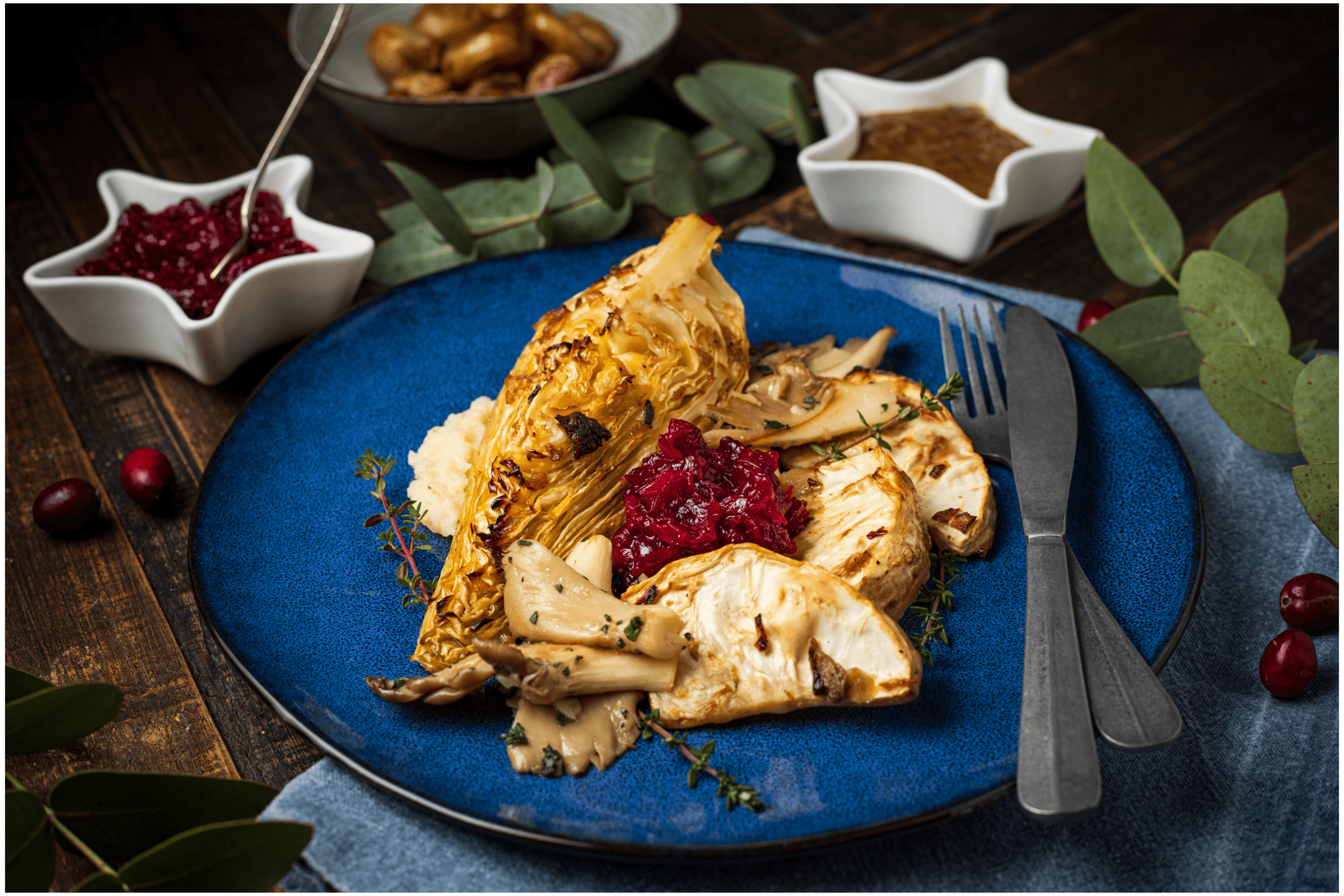 Geroosterde knolselderij en spitskool met oesterzwammen en cranberrycompote