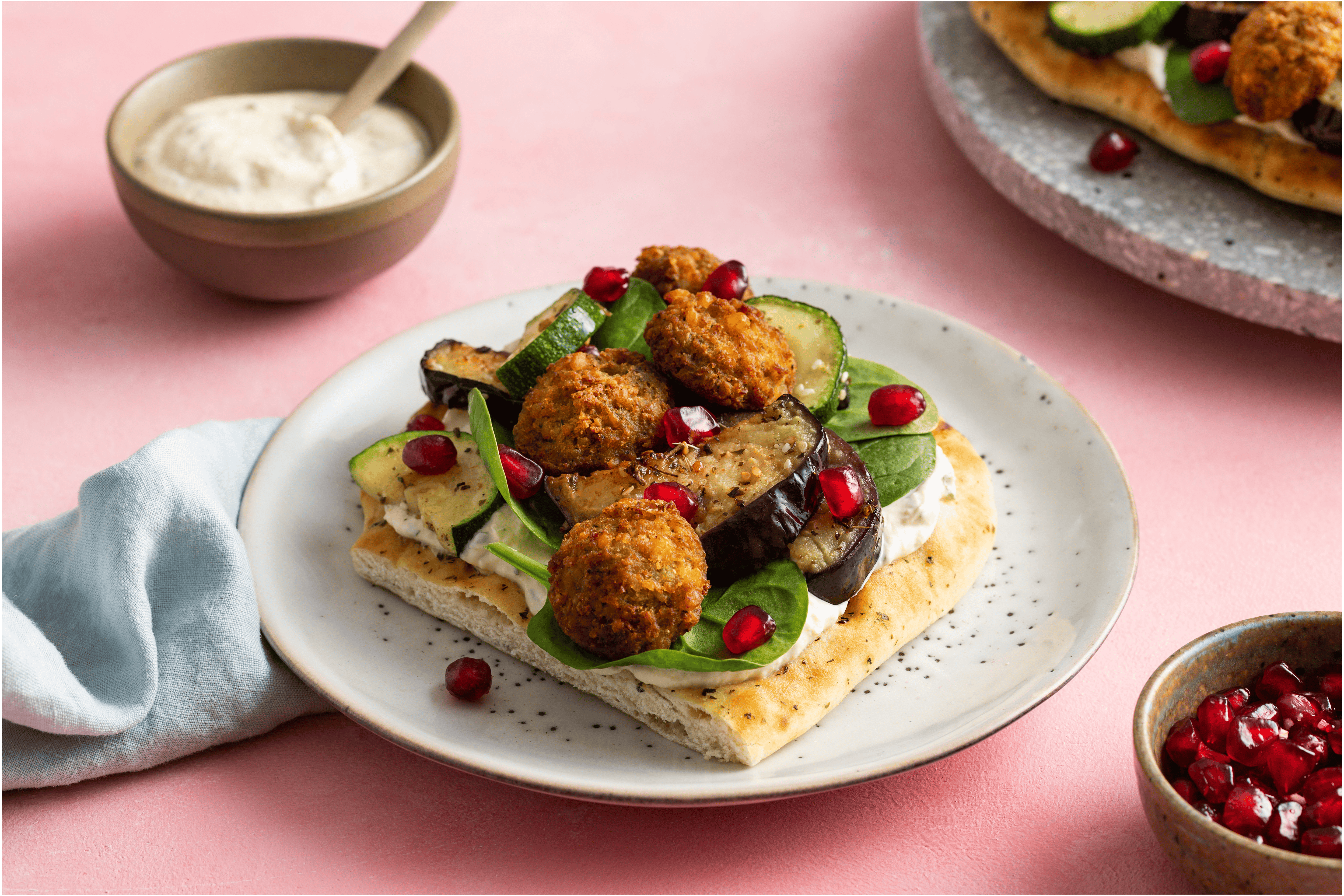 Geroosterde groenten met falafel en naanbrood