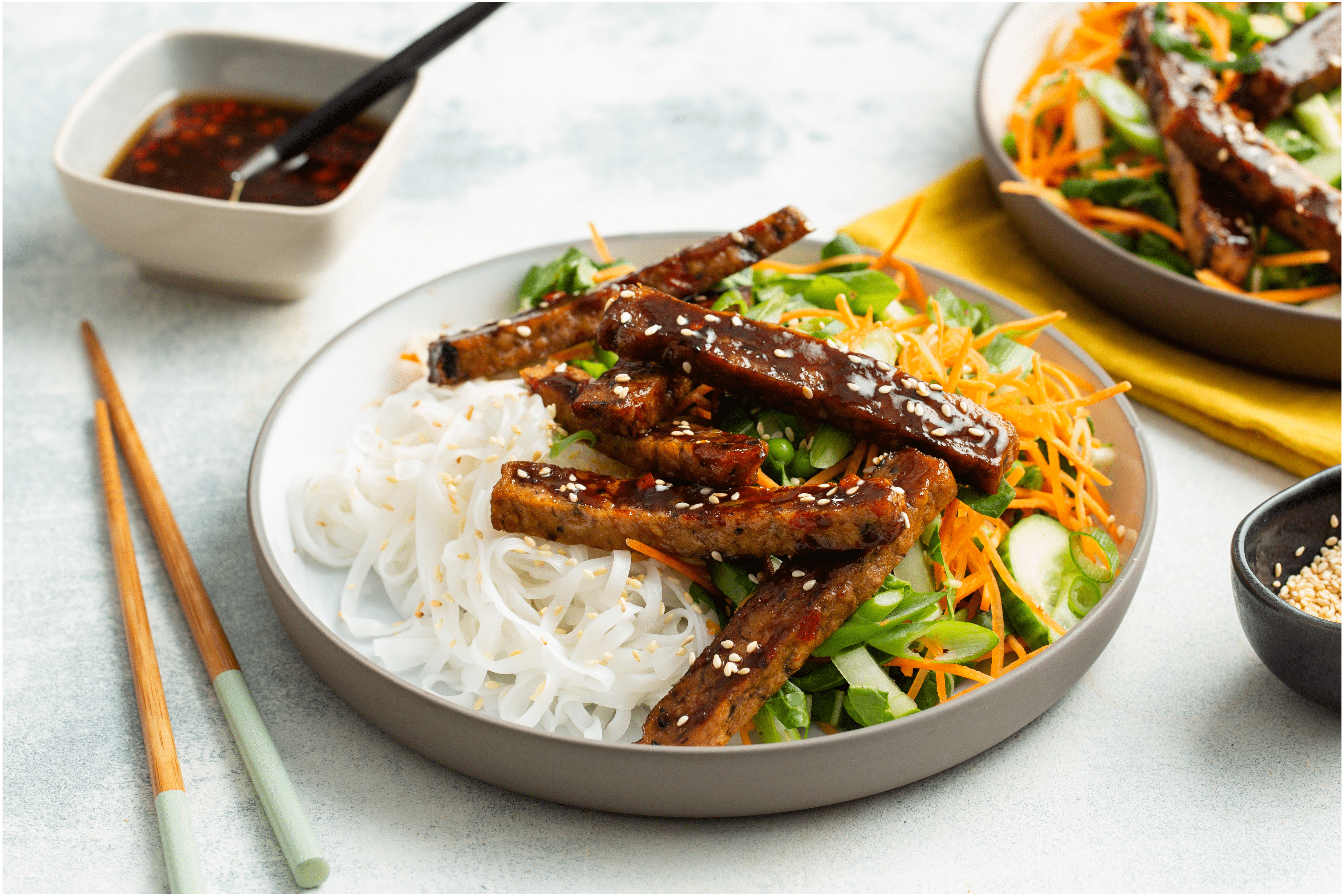 Aziatische salade met vegetarische burgerreepjes