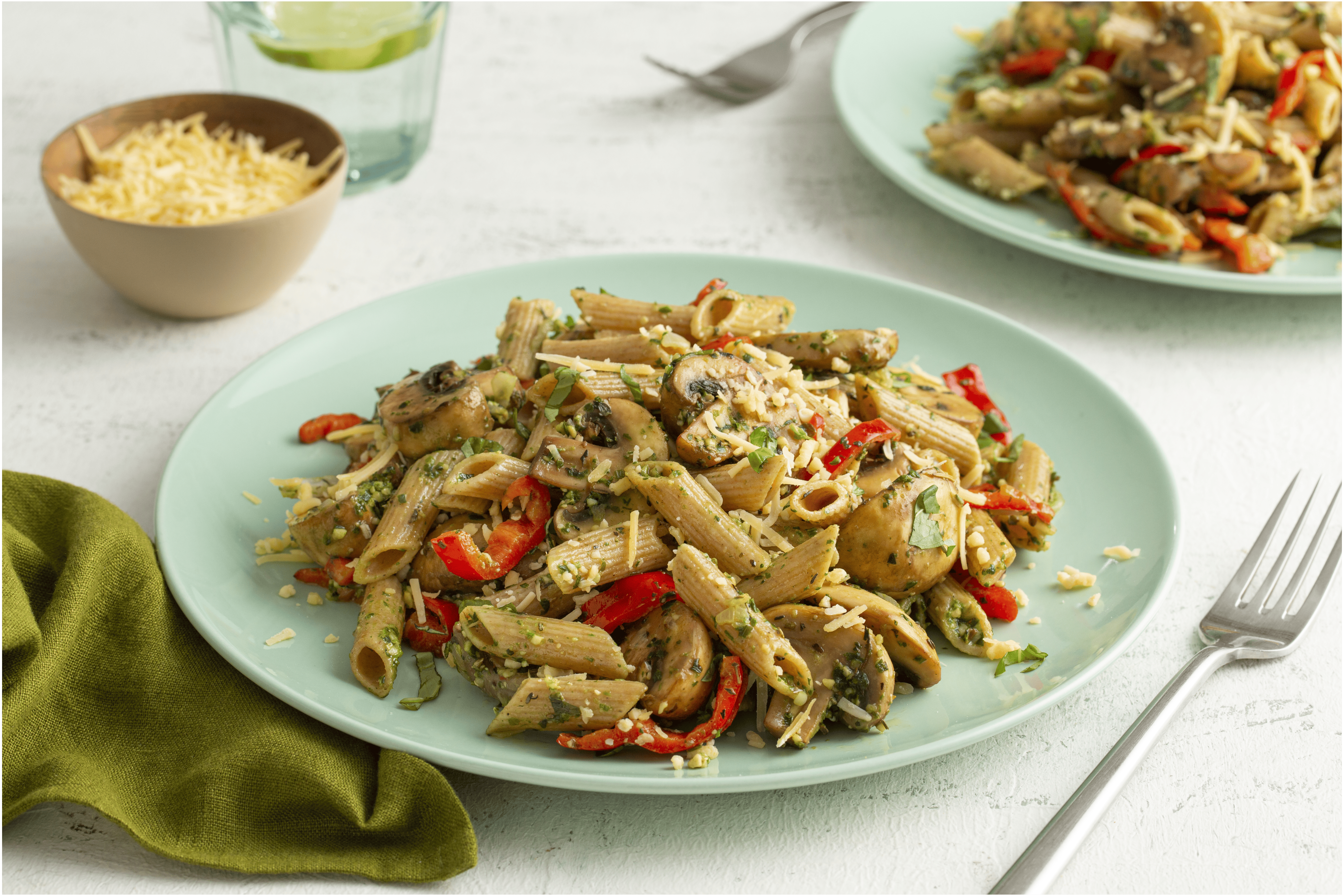 Volkorenpasta met pesto en champignons