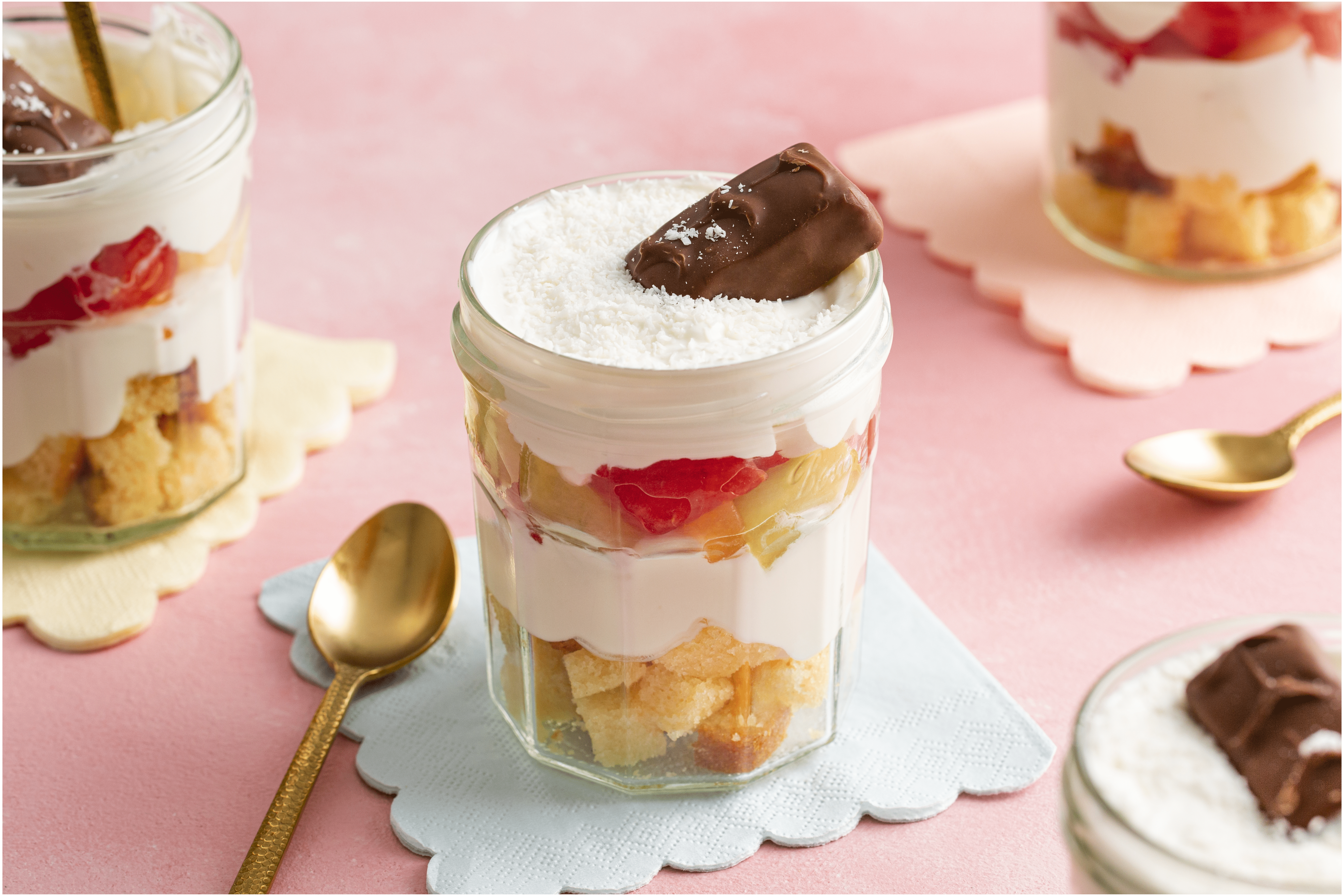 Trifle van vers fruit en cake