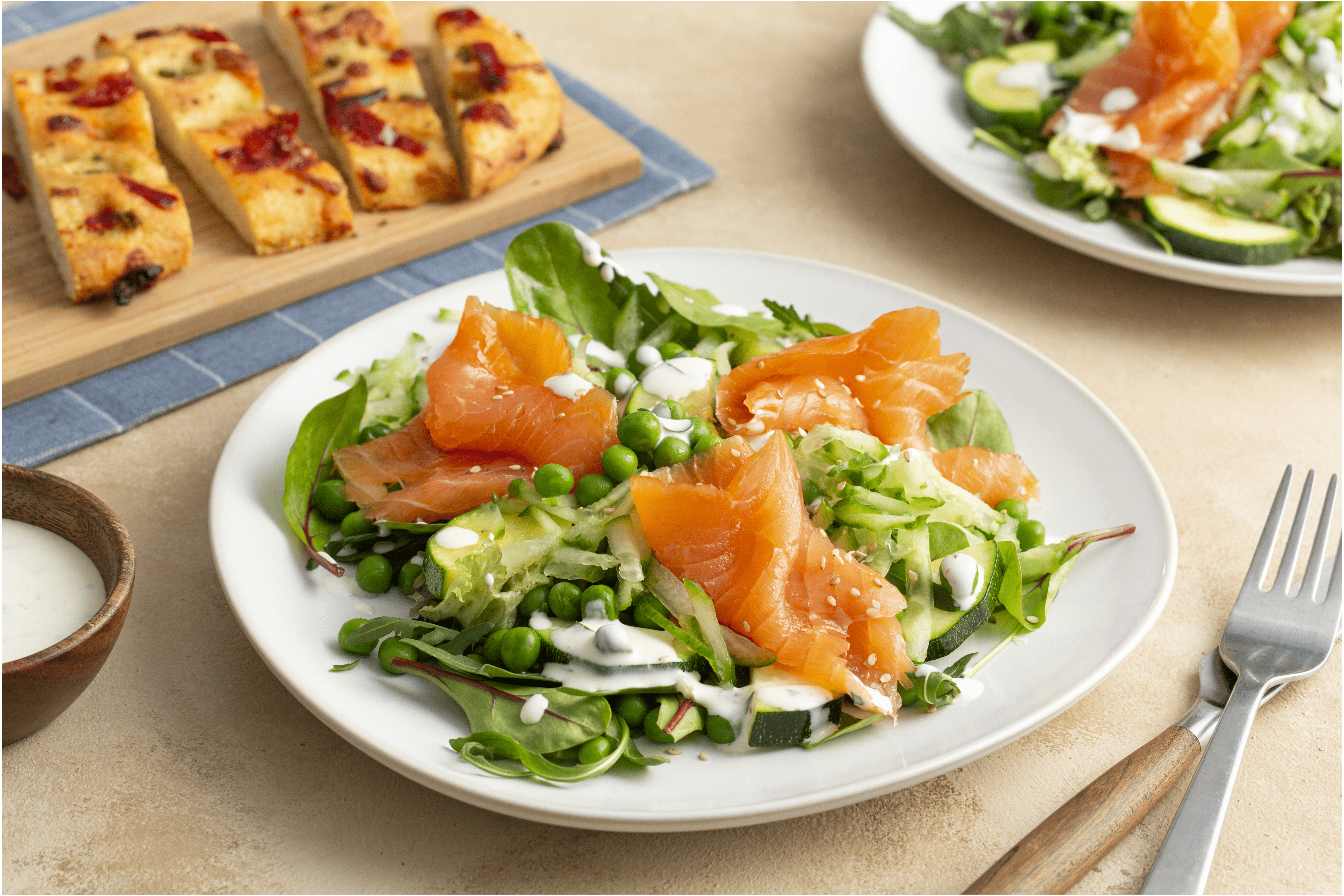 Rucolasalade met geroosterde courgette en gerookte zalm