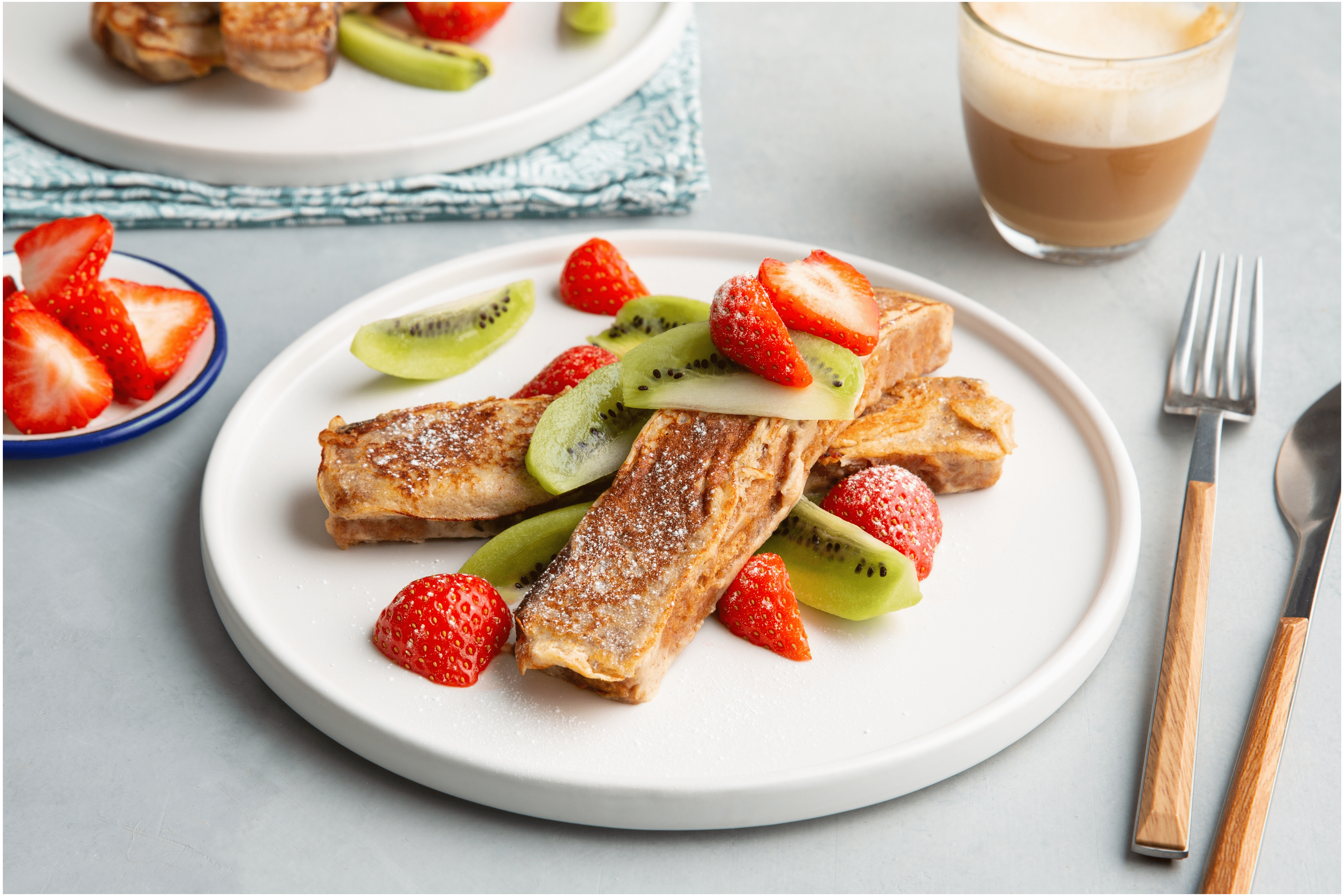 Wentelteefjes van ontbijtkoek met vers fruit