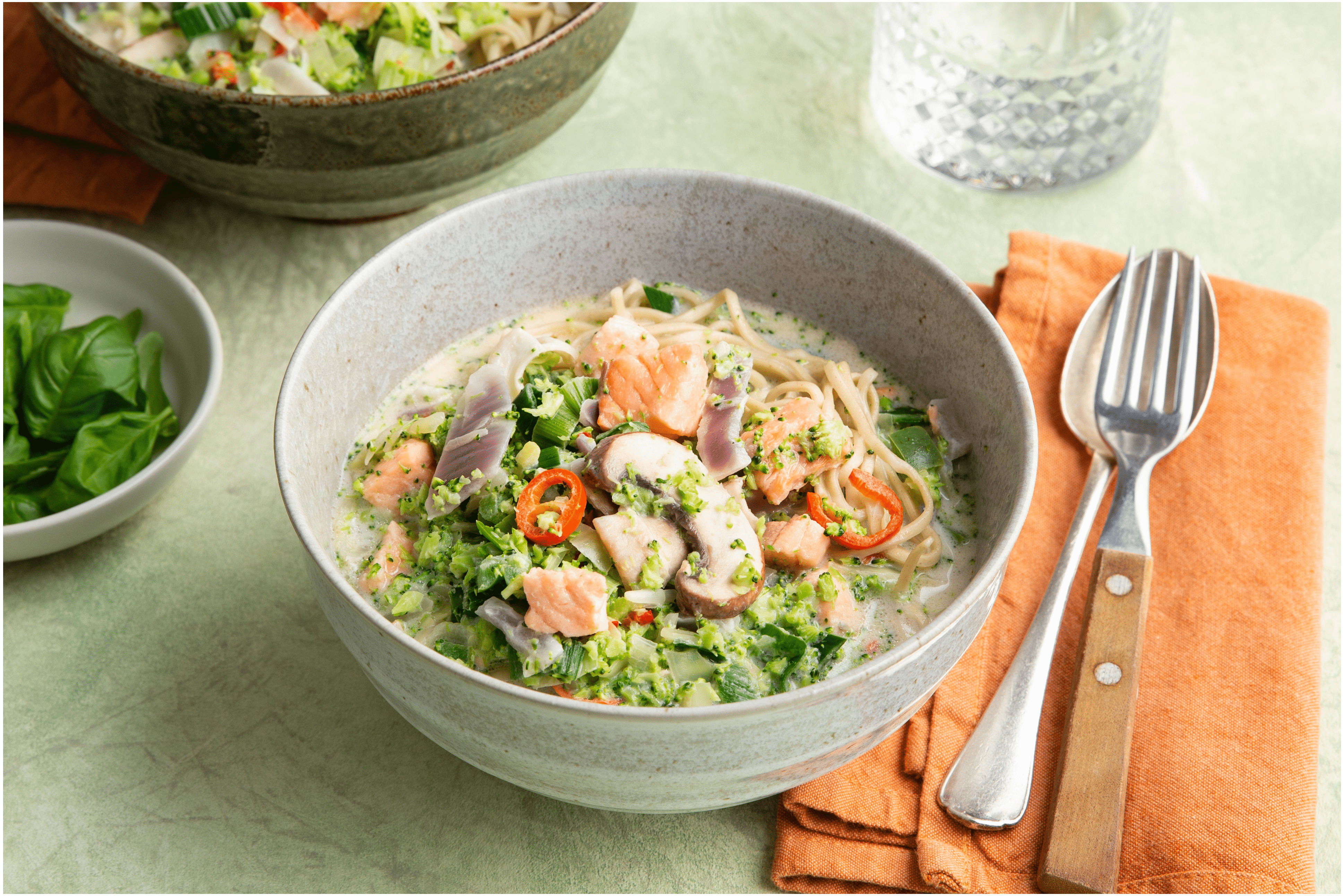 Noedelsoep met kokos en zalm