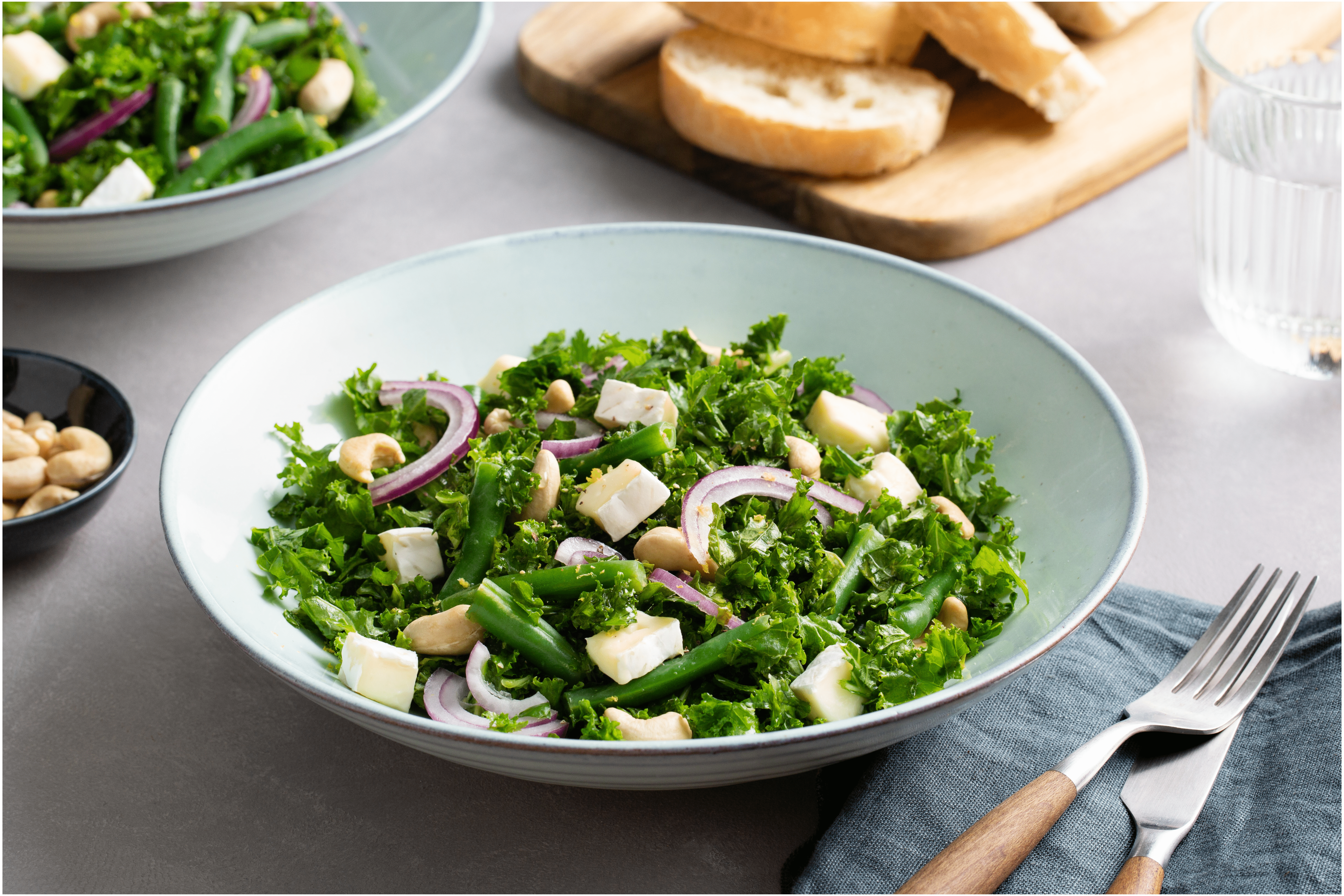 Boerenkoolsalade met brie en cashewnoten