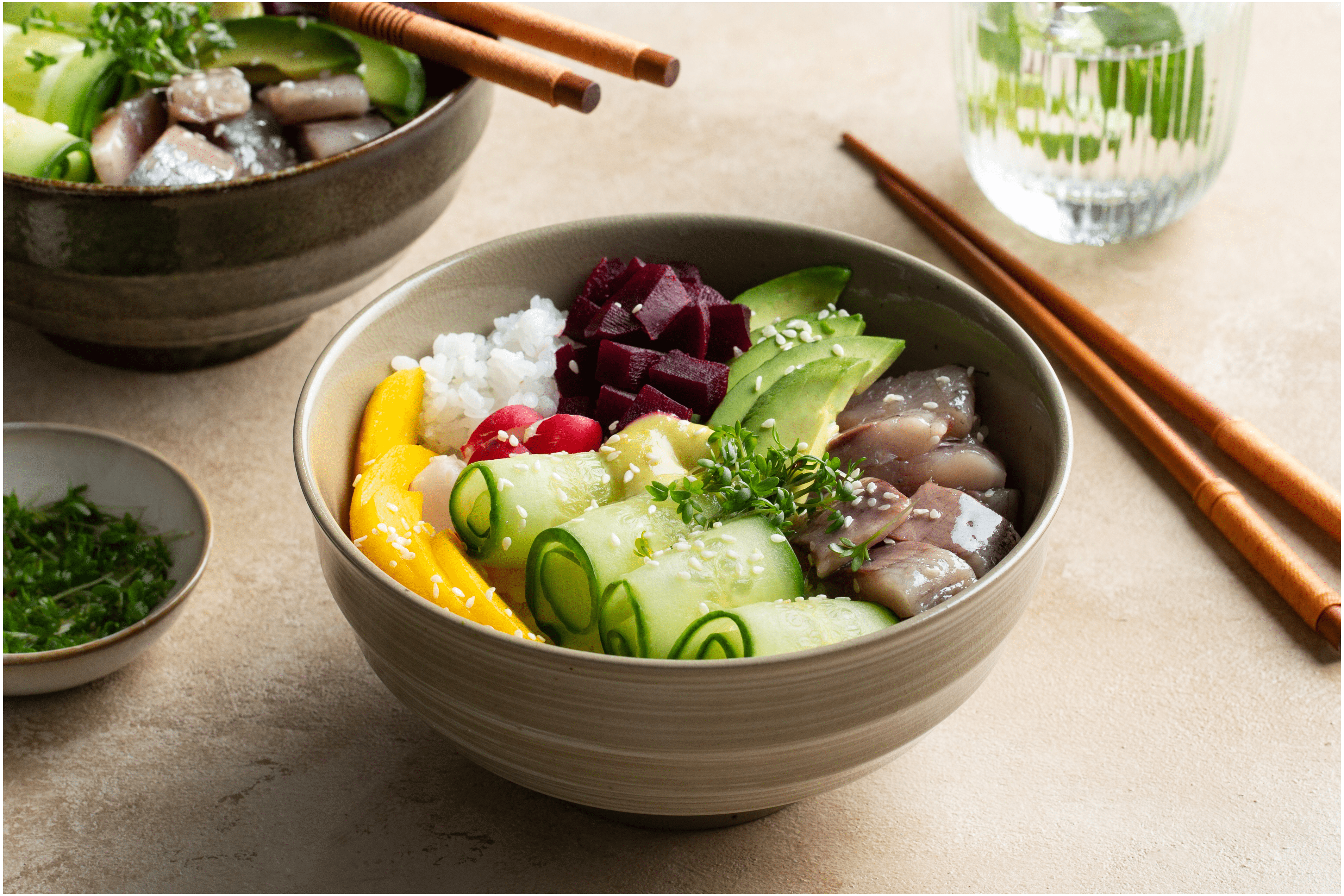 Poké bowl met Hollandse haring, rode biet en mango