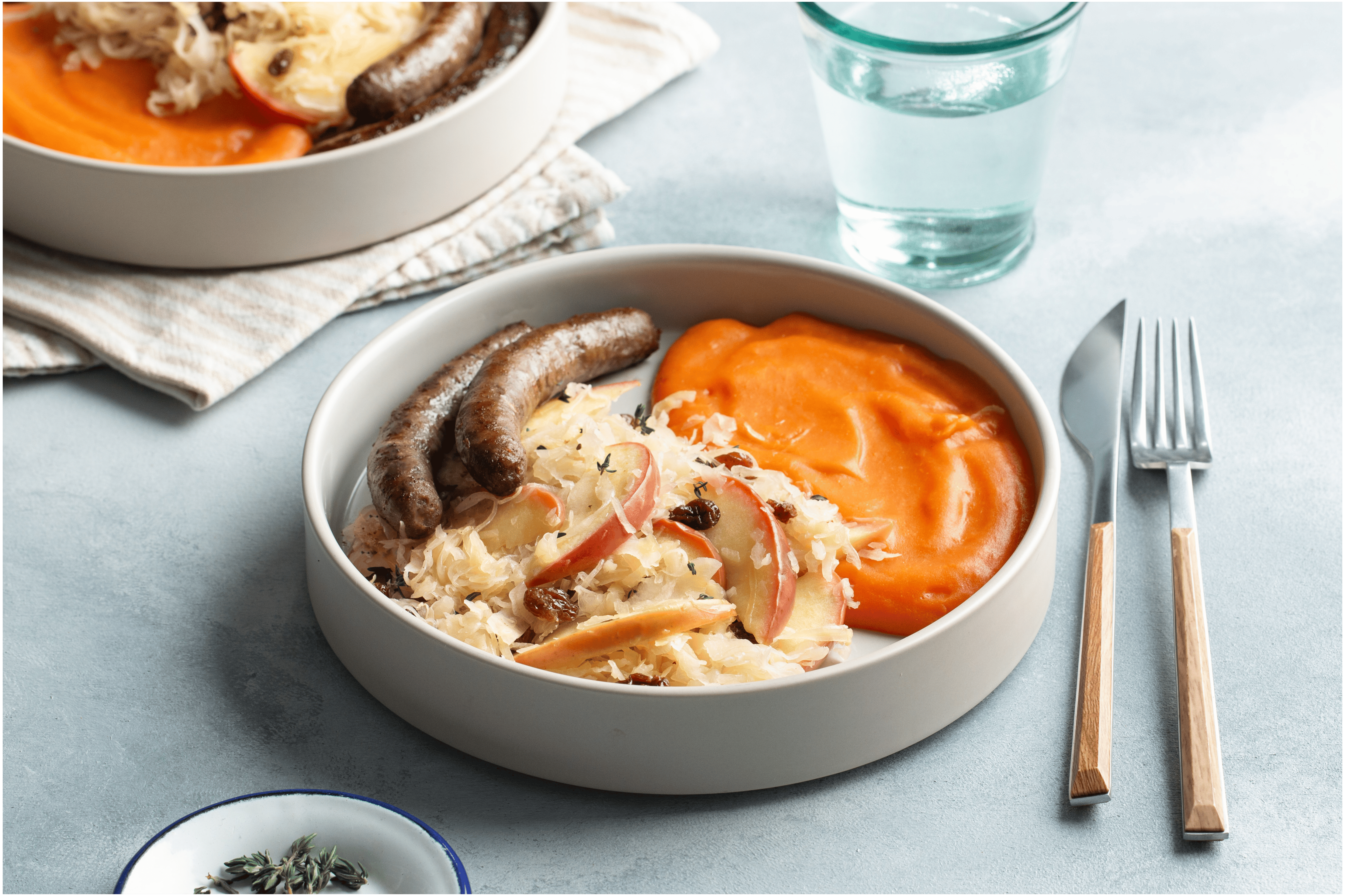 Chipolataworstjes, zuurkool en pompoenpuree