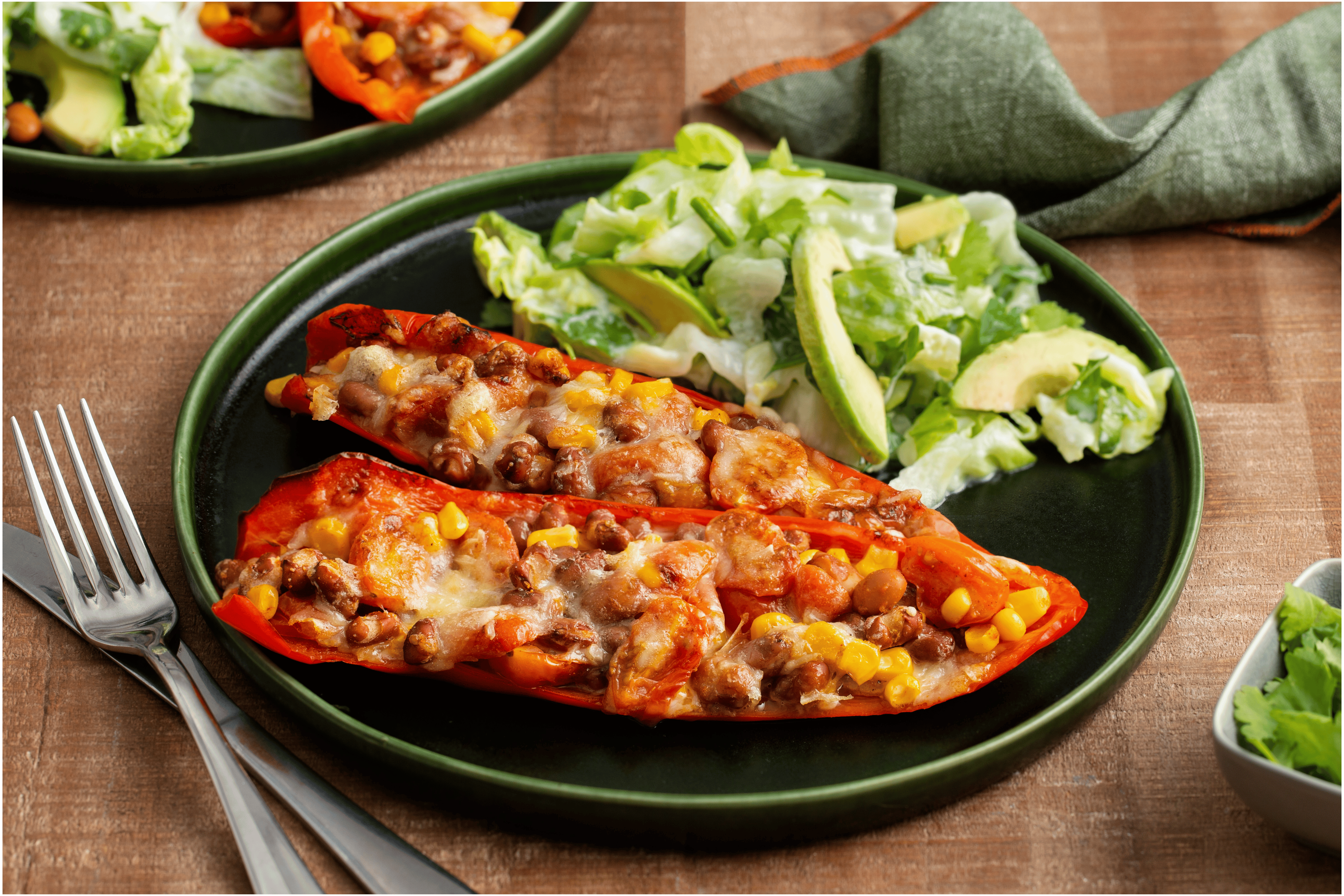 Gevulde Mexicaanse puntpaprika's met groene salade