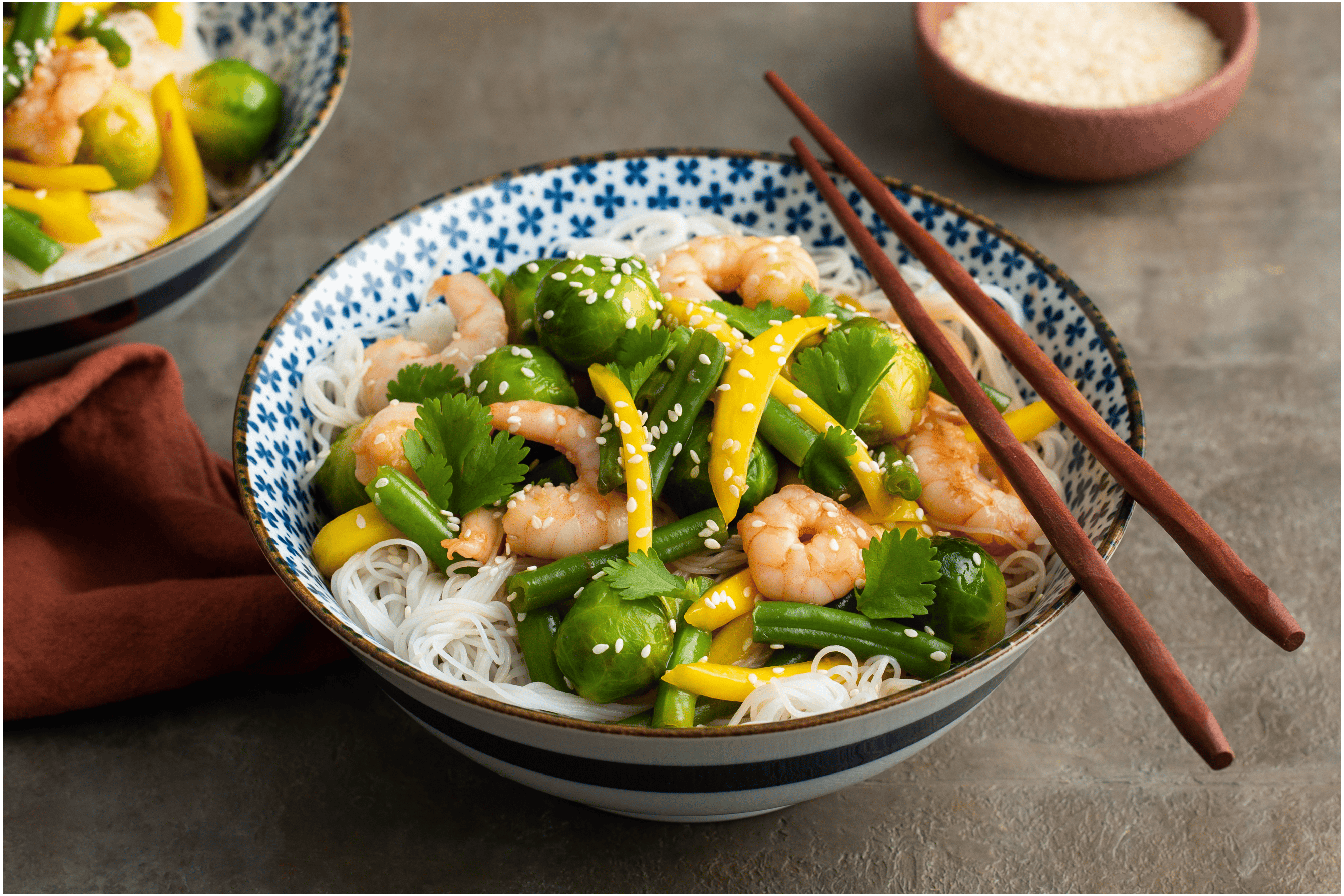 Noedelsalade met spruitjes, garnalen en mango