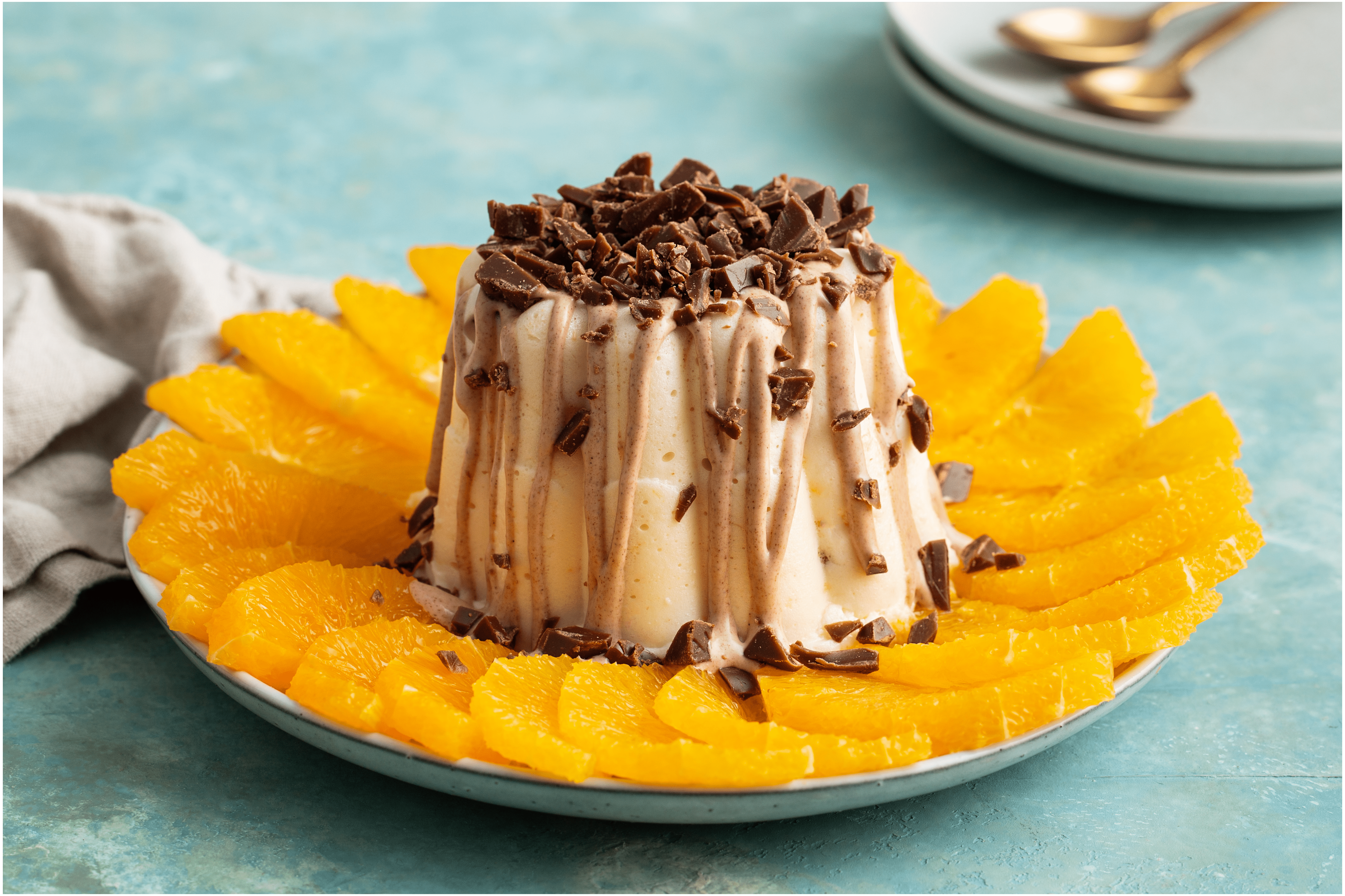 Chipolatapudding met kokos-kaneelsaus, sinaasappel en choco brownie fudge