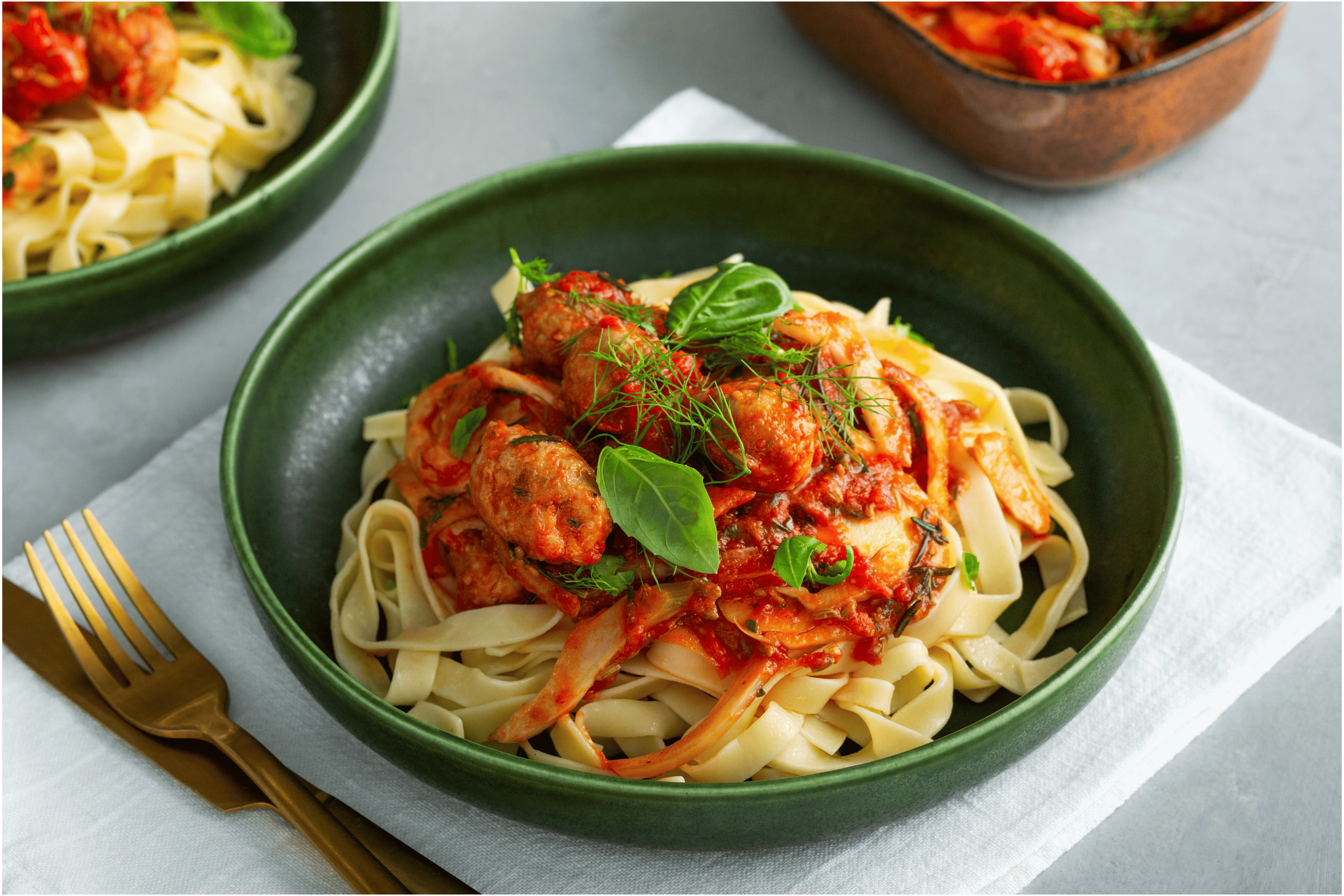 Tagliatelle met varkenssaucijs, venkel en tomaat