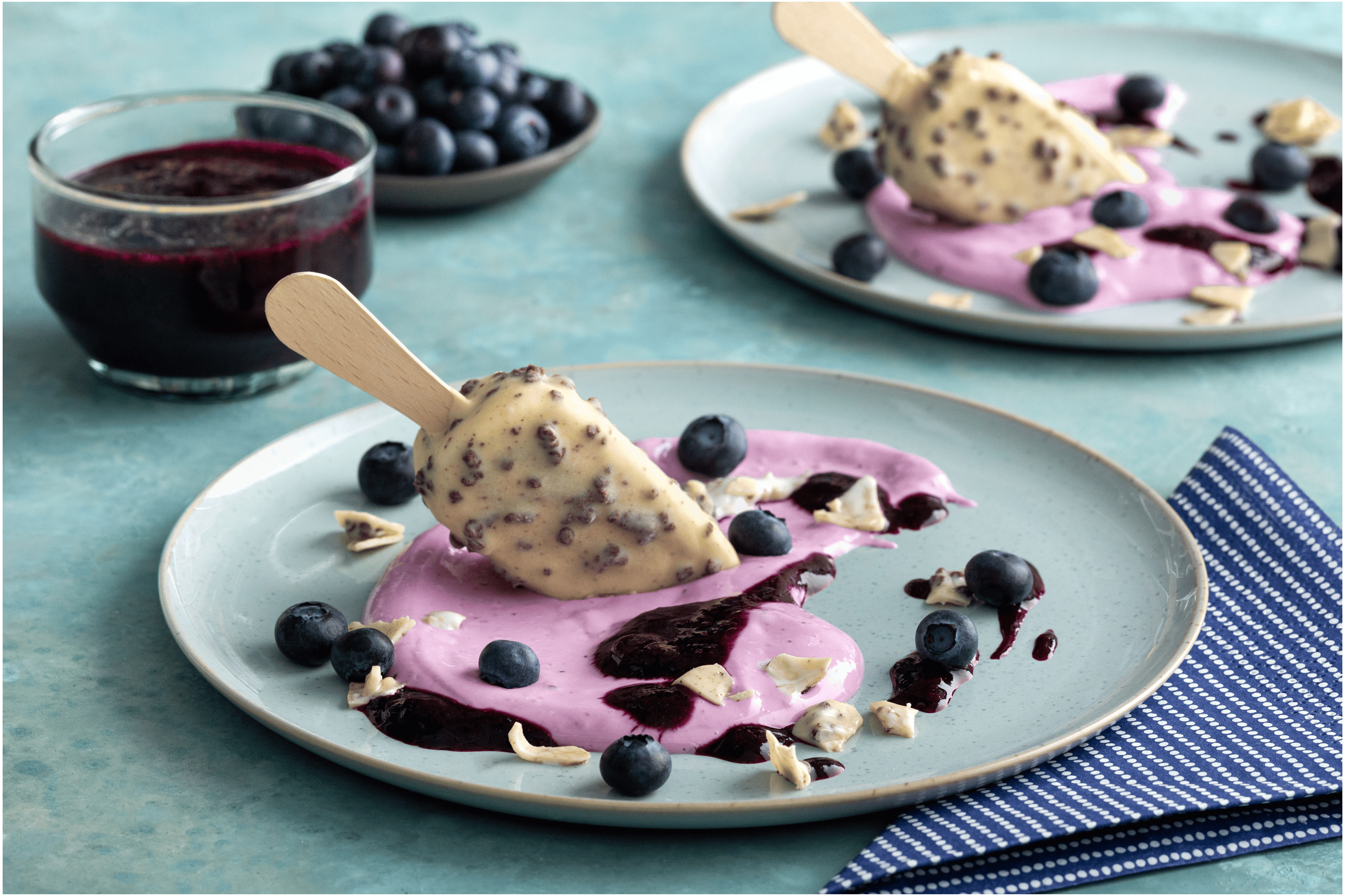 White cookie Magnum met kwark en blauwe bessensaus