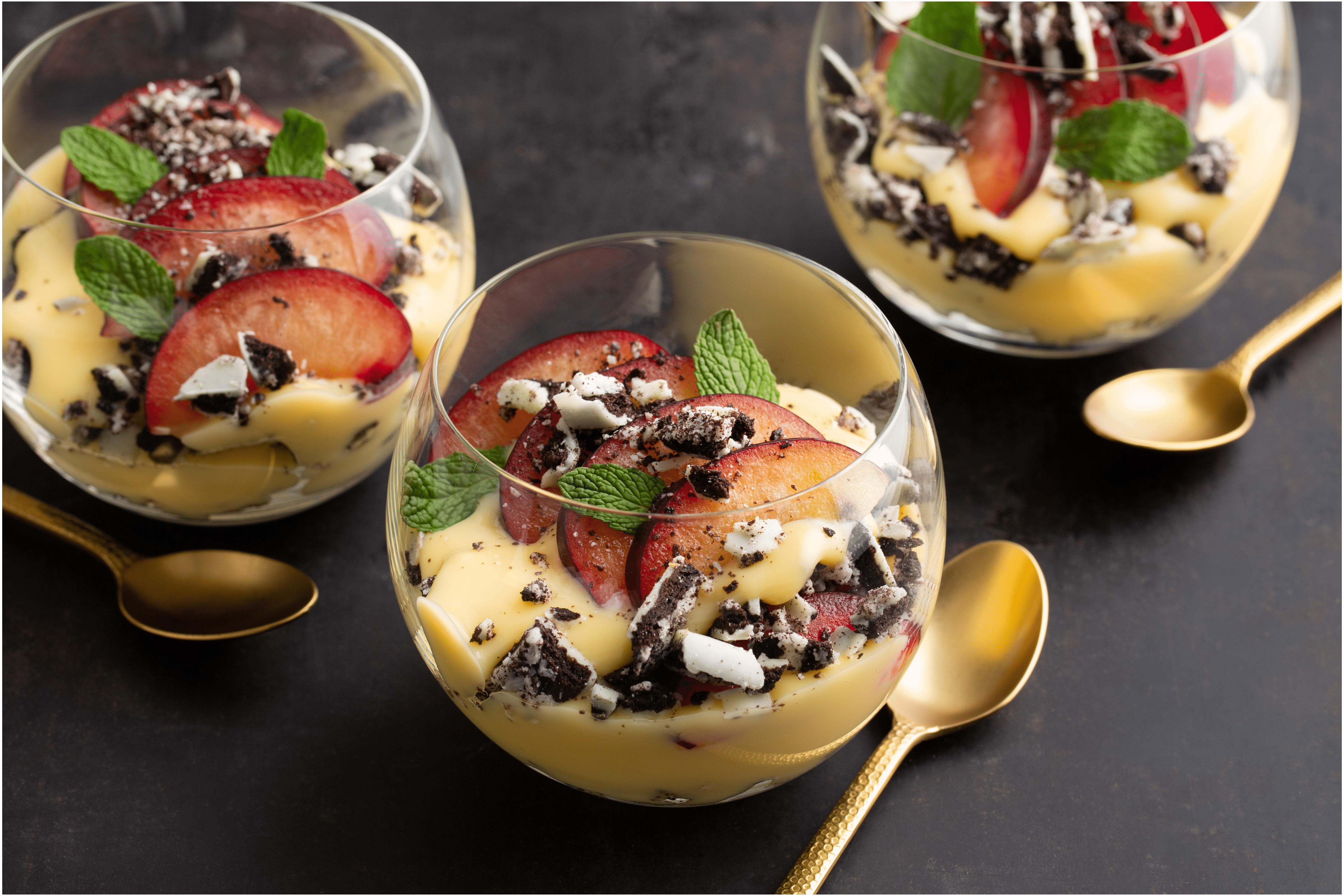 Trifle van witte chocolade Oreo's, verse pruimen en vanille vla